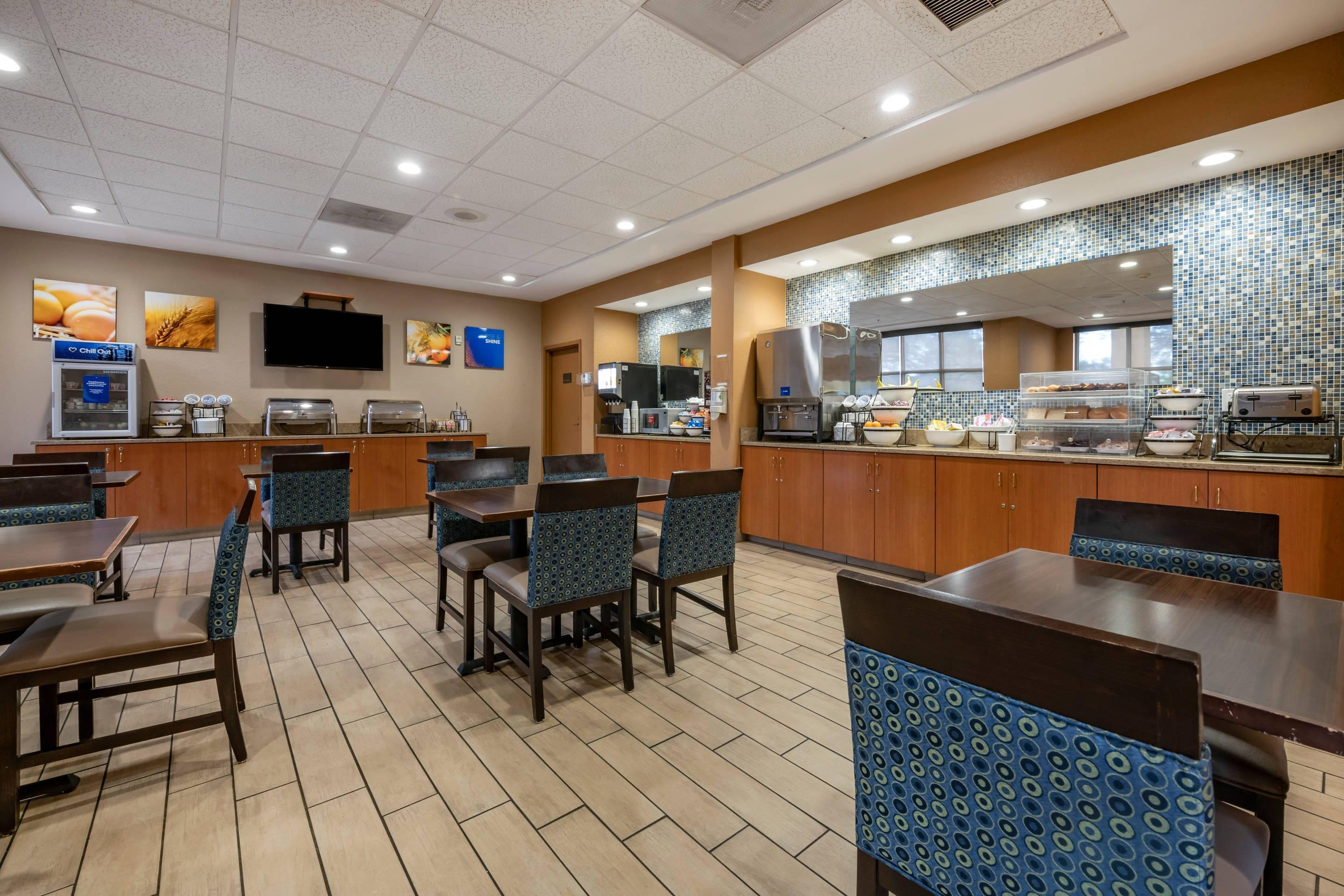 Breakfast area | Comfort Inn & Suites Orlando North
