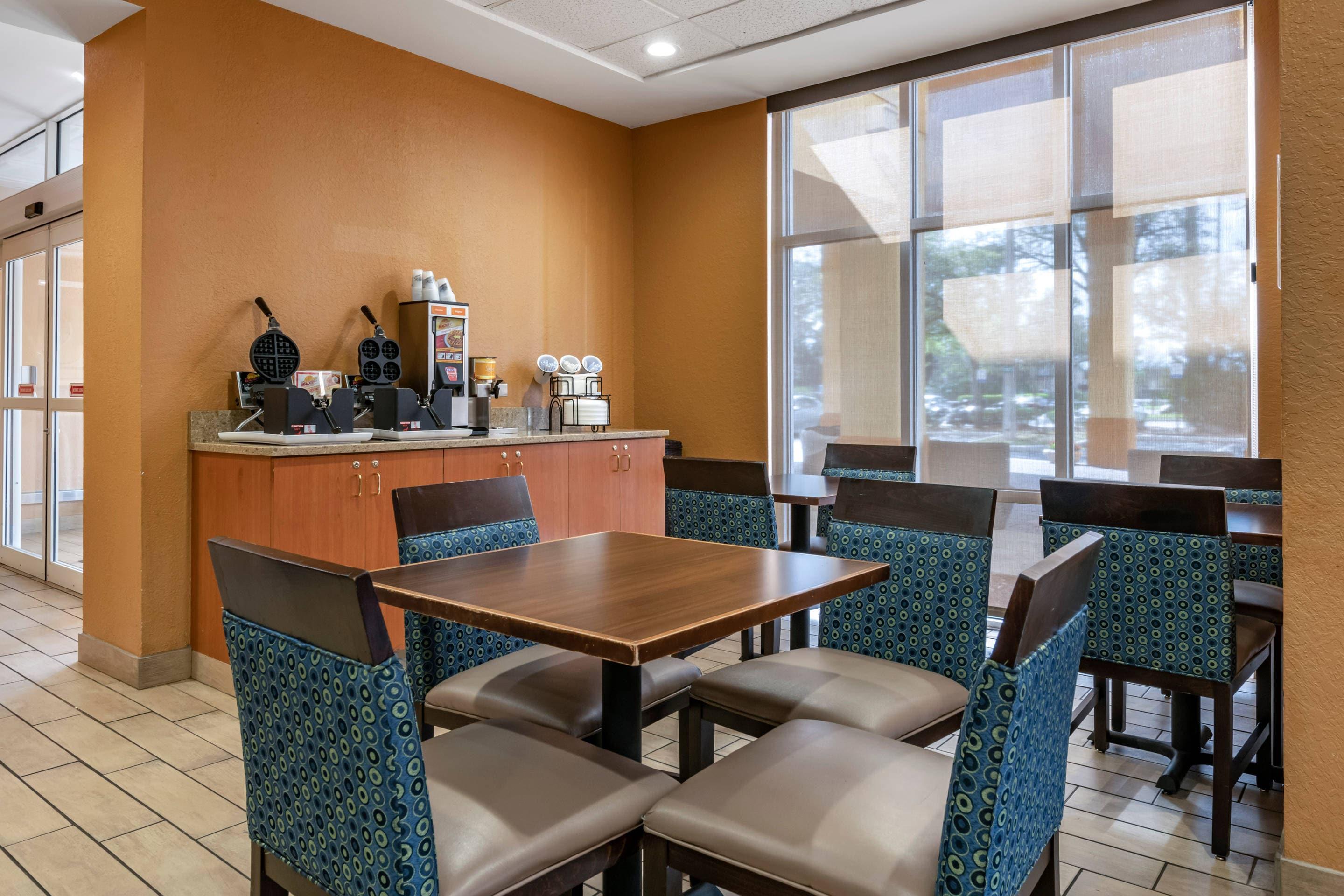 Breakfast area | Comfort Inn & Suites Orlando North