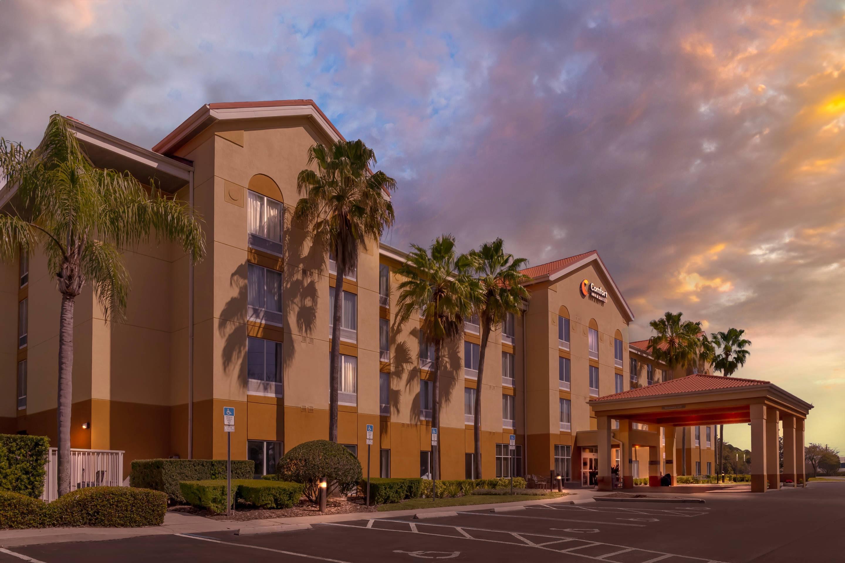 Hotel Entrance | Comfort Inn & Suites Orlando North