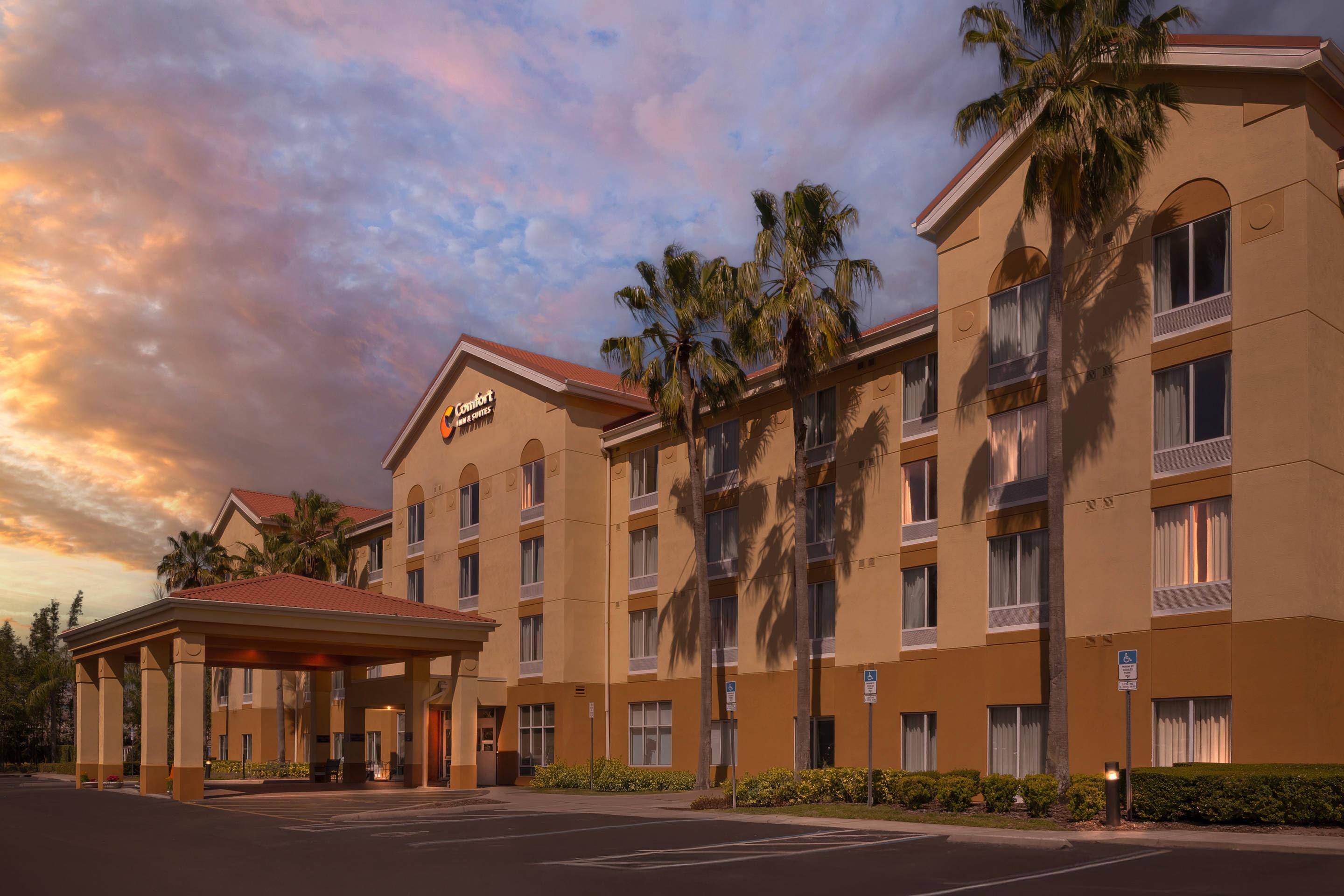 Hotel Entrance | Comfort Inn & Suites Orlando North