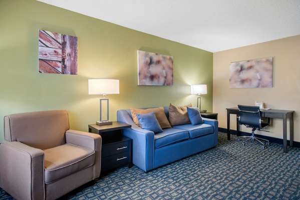 Suite - Quality Inn Suites & Conference Center Brooksville - I-75, Exit 301
