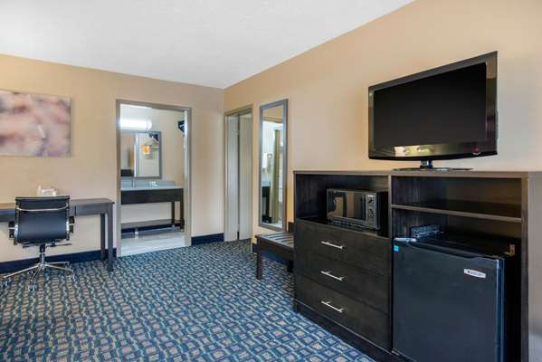Suite - Quality Inn Suites & Conference Center Brooksville - I-75, Exit 301