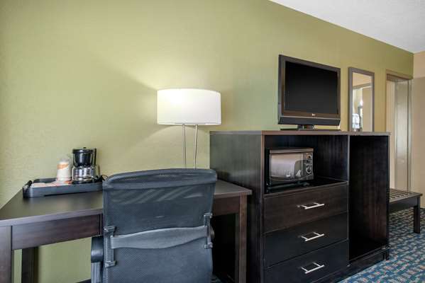 Suite - Quality Inn Suites & Conference Center Brooksville - I-75, Exit 301