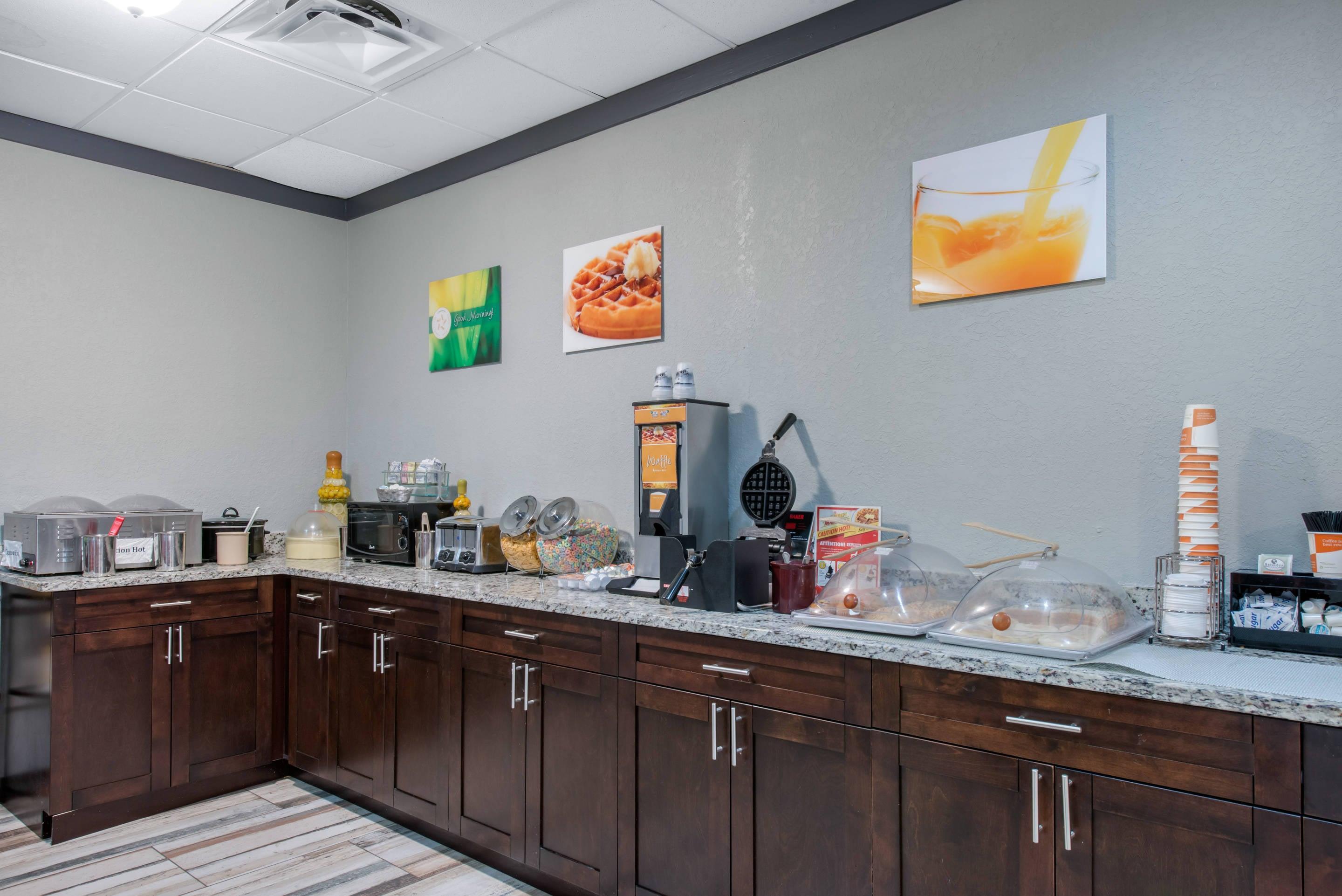 Breakfast area | Quality Inn & Suites Brooksville I-75/Dade City