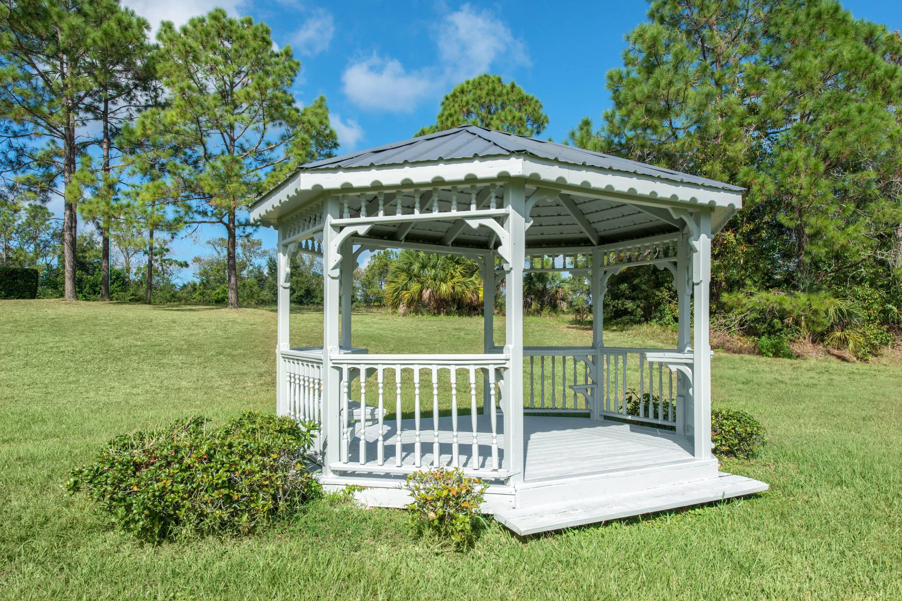 Gazebo | Quality Inn & Suites Brooksville I-75/Dade City