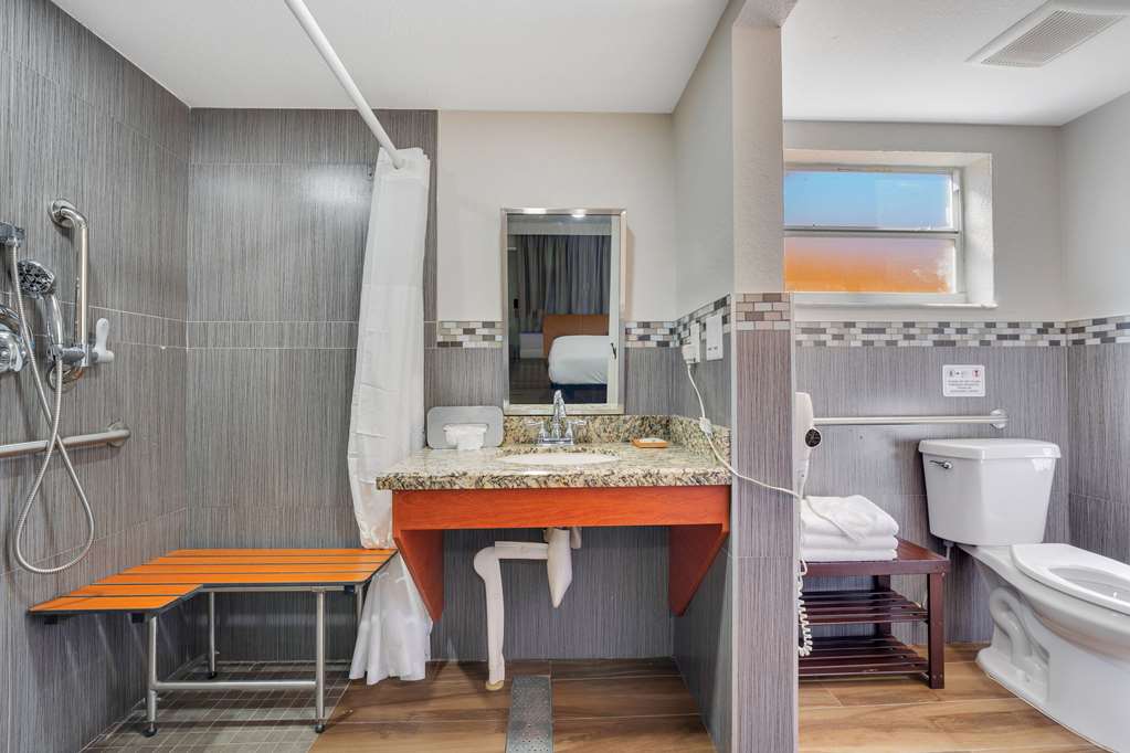 QUALITY INN AND SUITES HOLLYWOOD BO-guestroom-Guest Room,Bathroom,On-Site.jpg