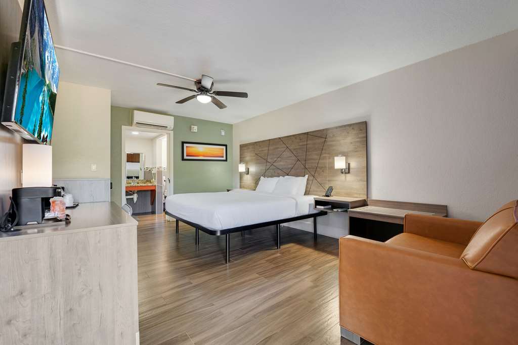 QUALITY INN AND SUITES HOLLYWOOD BO-guestroom-Guest Room,On-Site.jpg