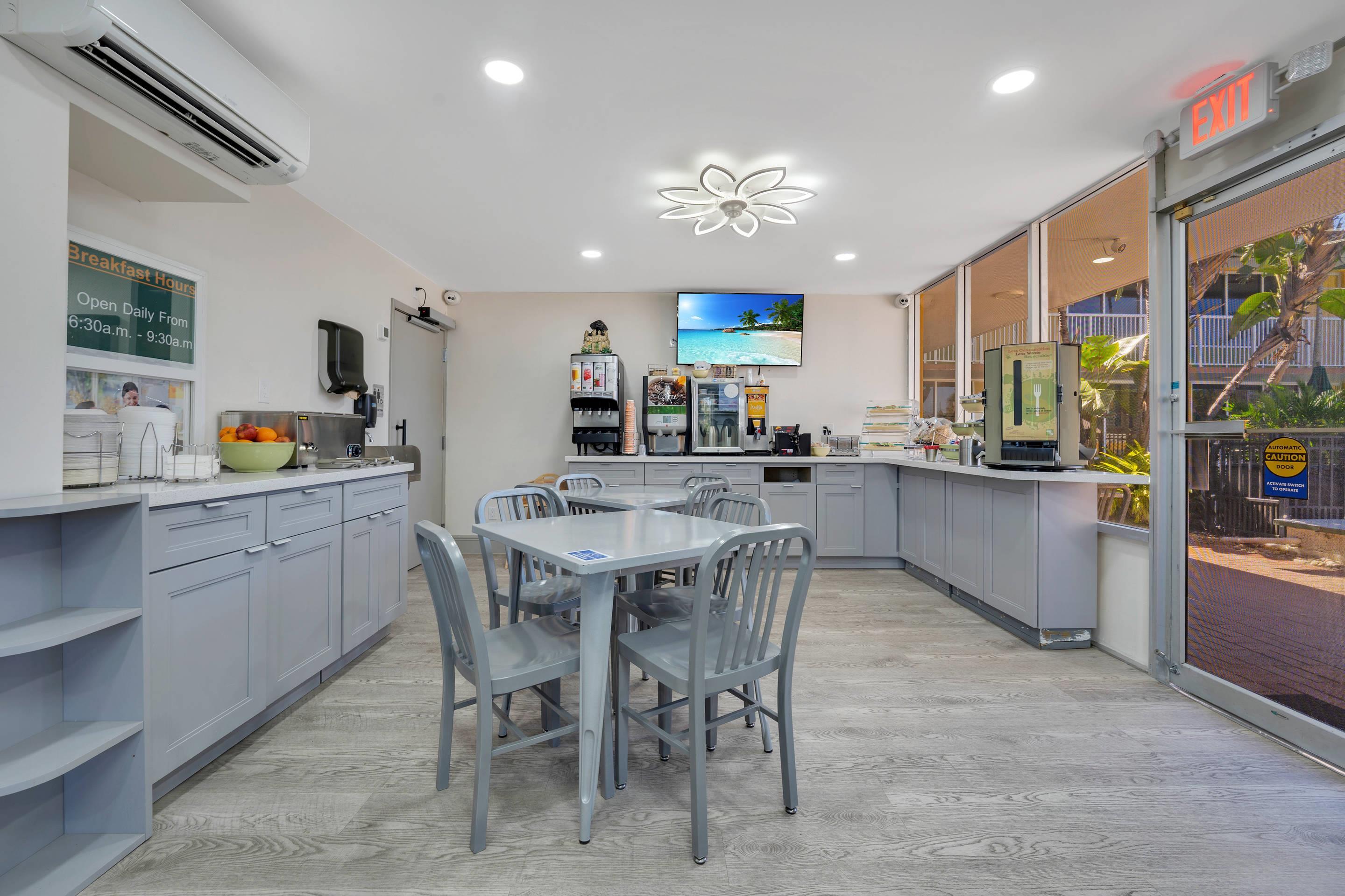 Breakfast area | Quality Inn & Suites Airport/Cruise Port Hollywood