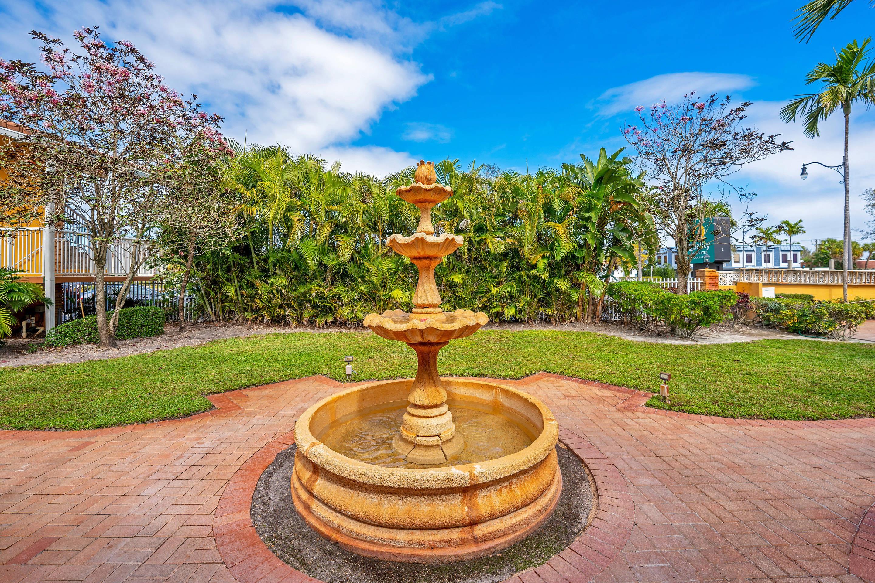 Courtyard | Quality Inn & Suites Airport/Cruise Port Hollywood