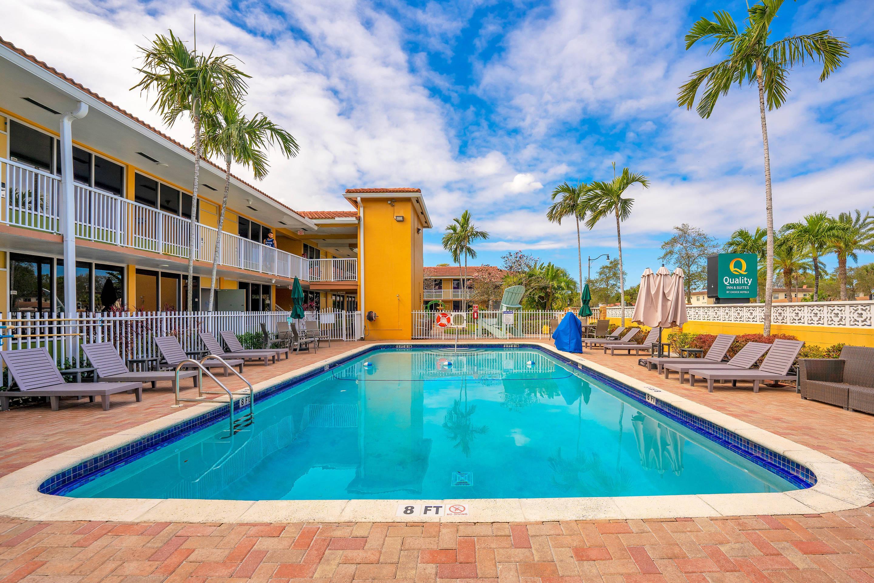 Outdoor pool | Quality Inn & Suites Airport/Cruise Port Hollywood