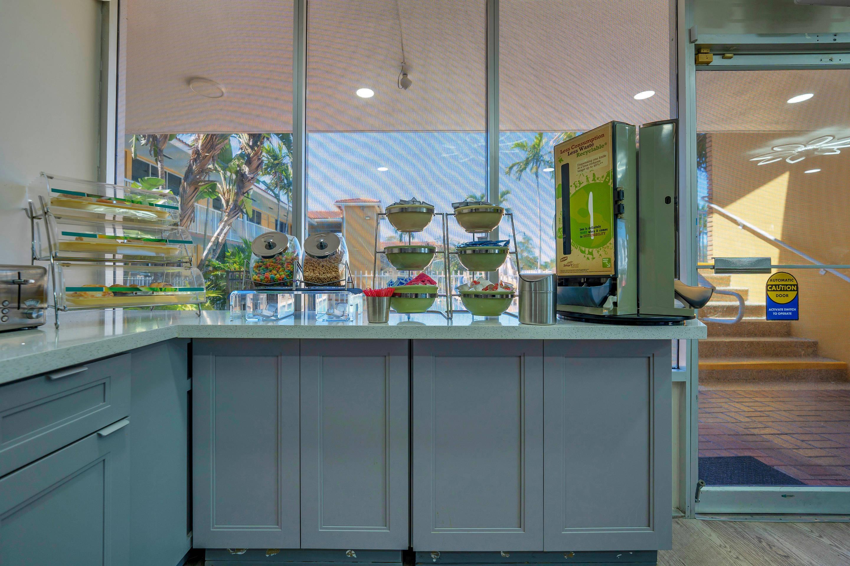 Breakfast bar | Quality Inn & Suites Airport/Cruise Port Hollywood