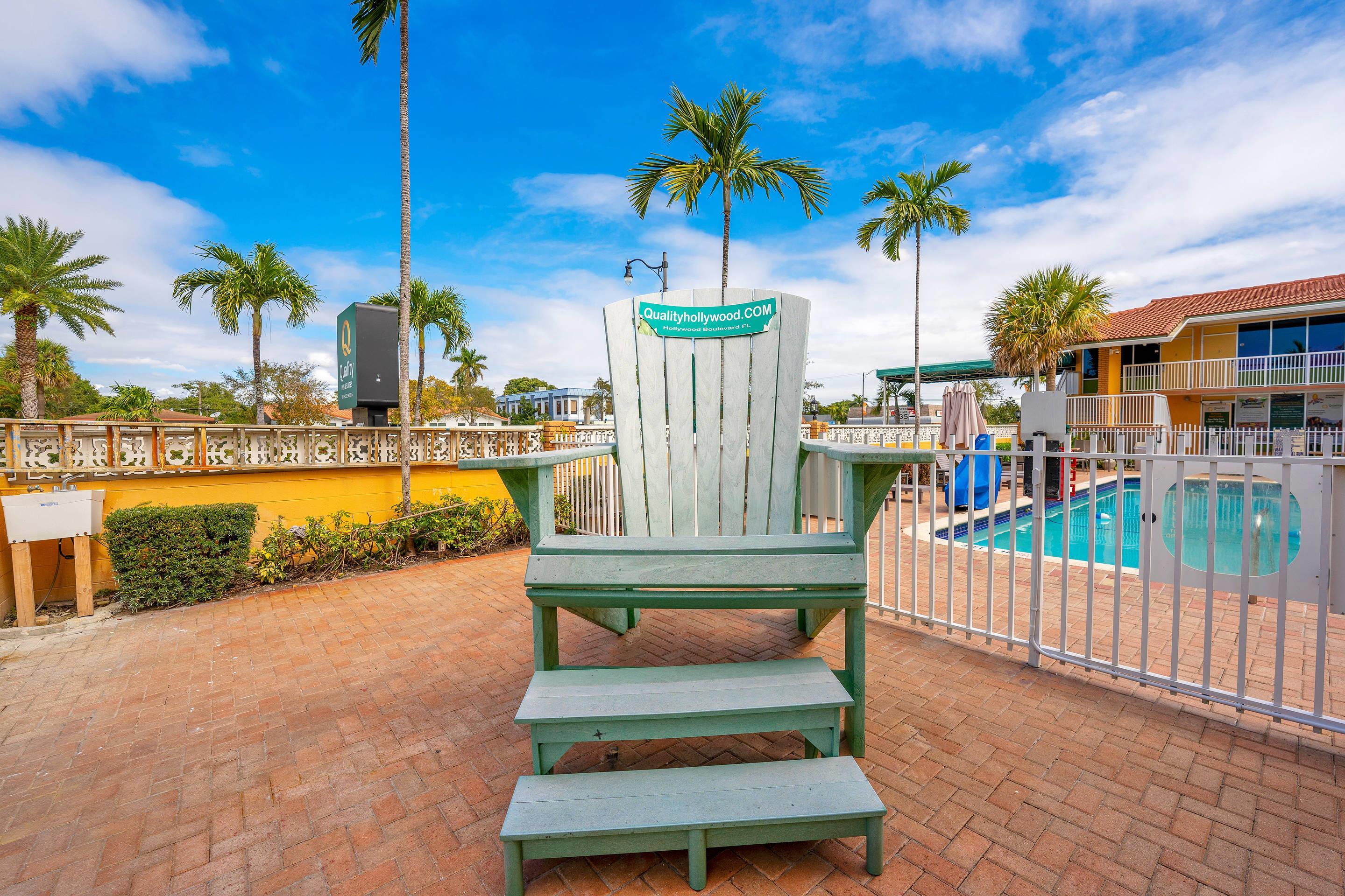 Courtyard | Quality Inn & Suites Airport/Cruise Port Hollywood