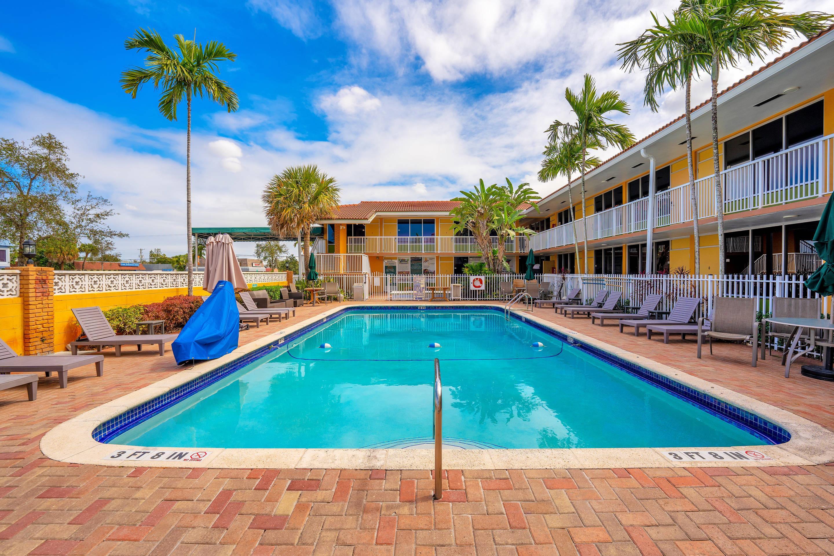 Outdoor pool | Quality Inn & Suites Airport/Cruise Port Hollywood