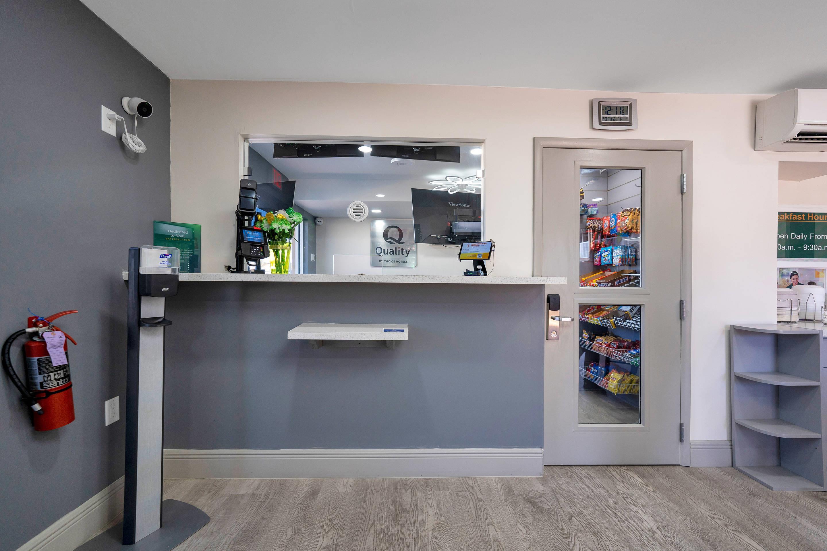 Front desk | Quality Inn & Suites Airport/Cruise Port Hollywood
