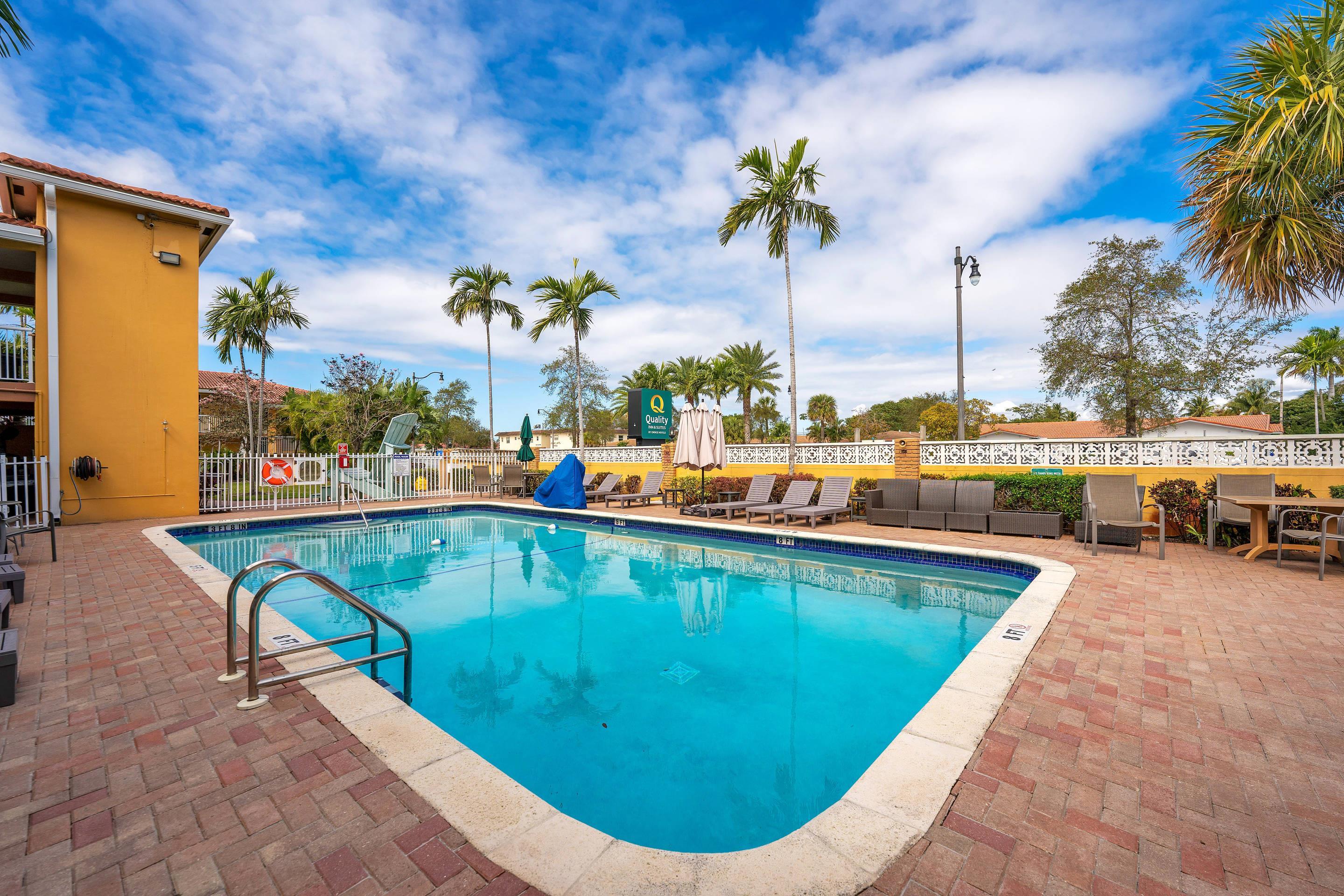 Outdoor pool | Quality Inn & Suites Airport/Cruise Port Hollywood