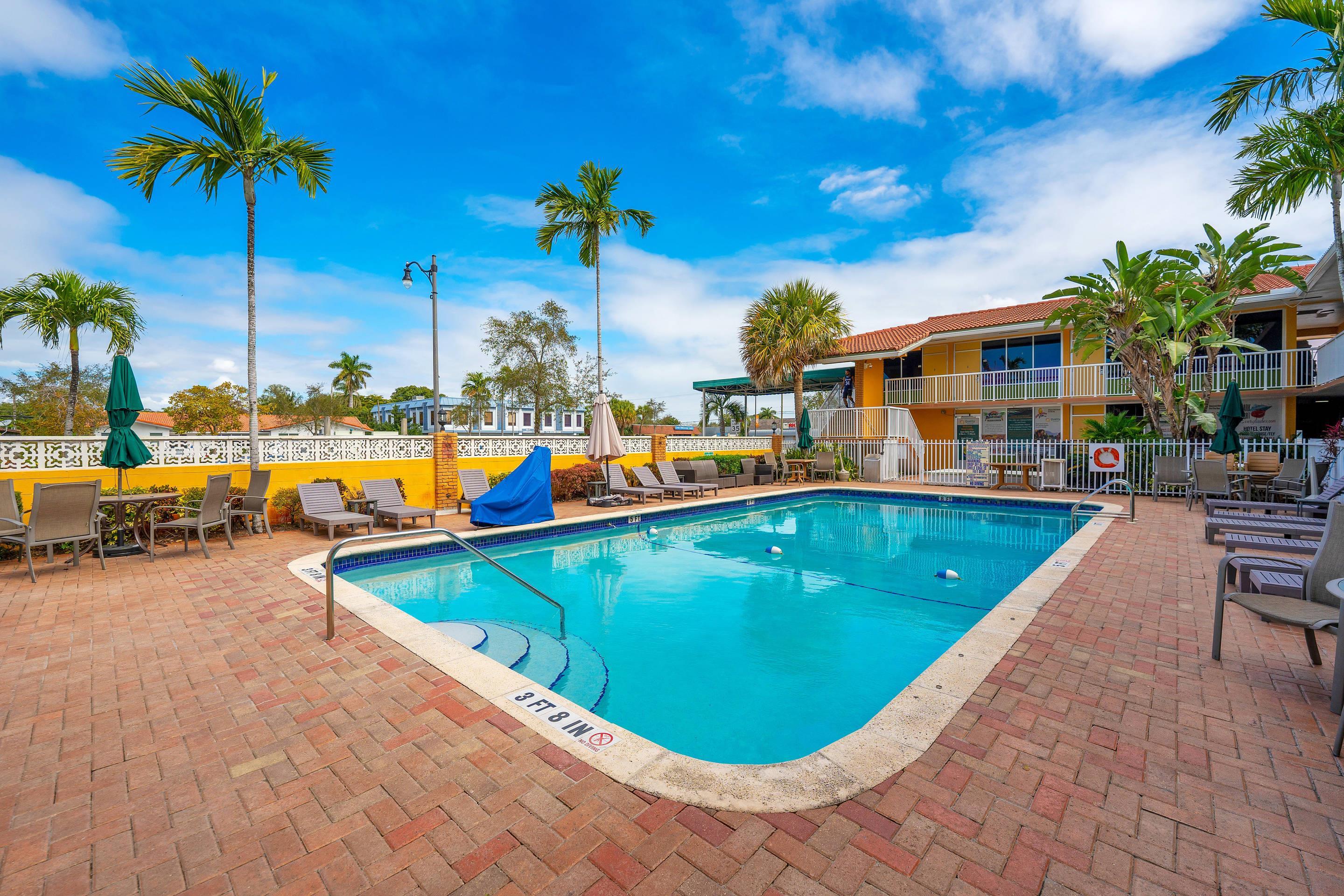 Outdoor pool | Quality Inn & Suites Airport/Cruise Port Hollywood