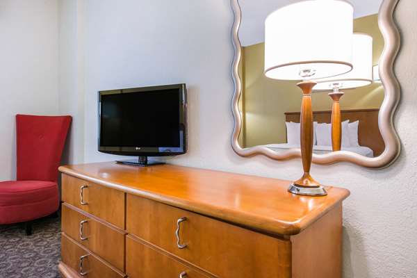Suite - Quality Inn & Suites at Universal Studios Orlando