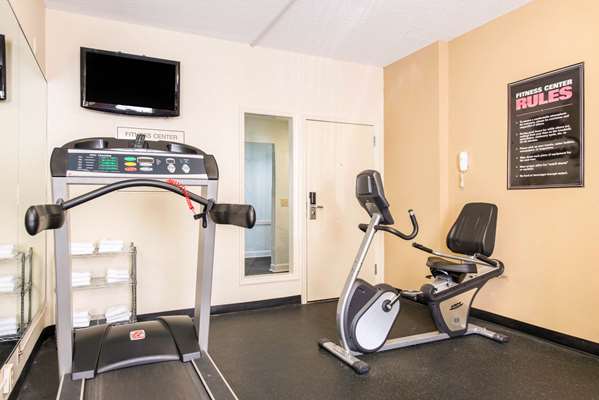Fitness/ Exercise Room - Quality Inn & Suites at Universal Studios Orlando