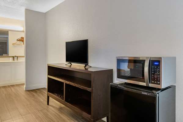  - Econo Lodge Airport at RJ Stadium Tampa