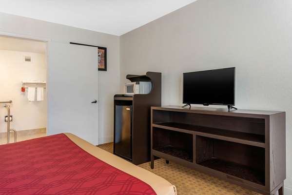  - Econo Lodge Airport at RJ Stadium Tampa