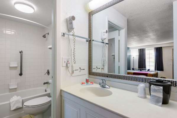  - Econo Lodge Airport at RJ Stadium Tampa