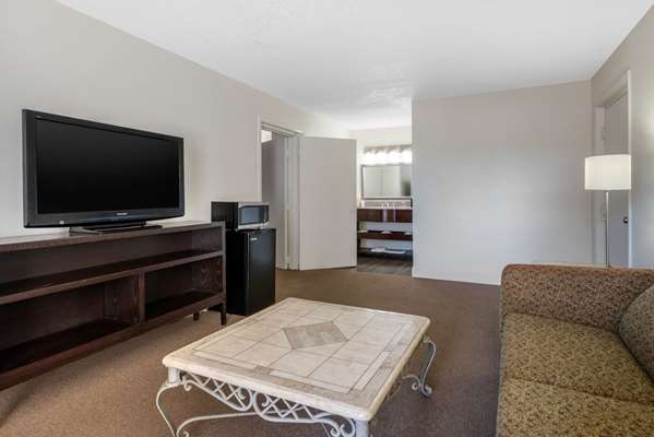 Suite - Econo Lodge Airport at RJ Stadium Tampa