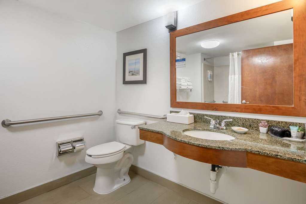 SURF AND SAND FERNANDINA BEACH AT A-guestroom-Guest Room,Bathroom,On-Site.jpg