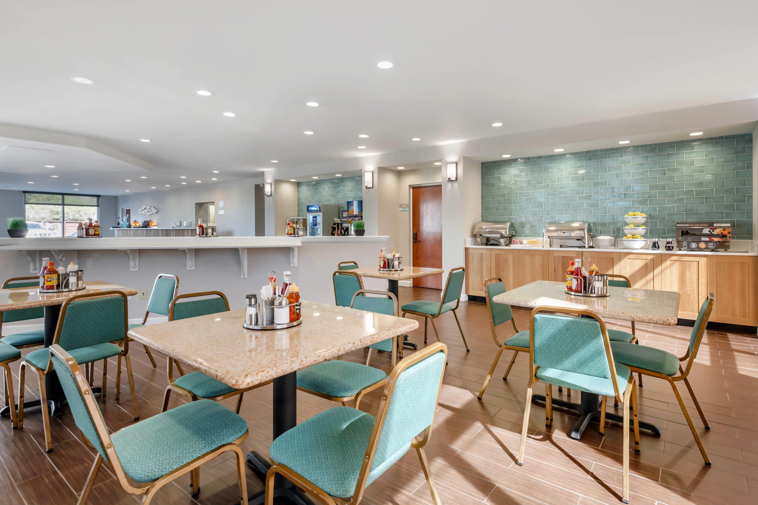 Breakfast area | Comfort Suites Fernandina Beach at Amelia Island