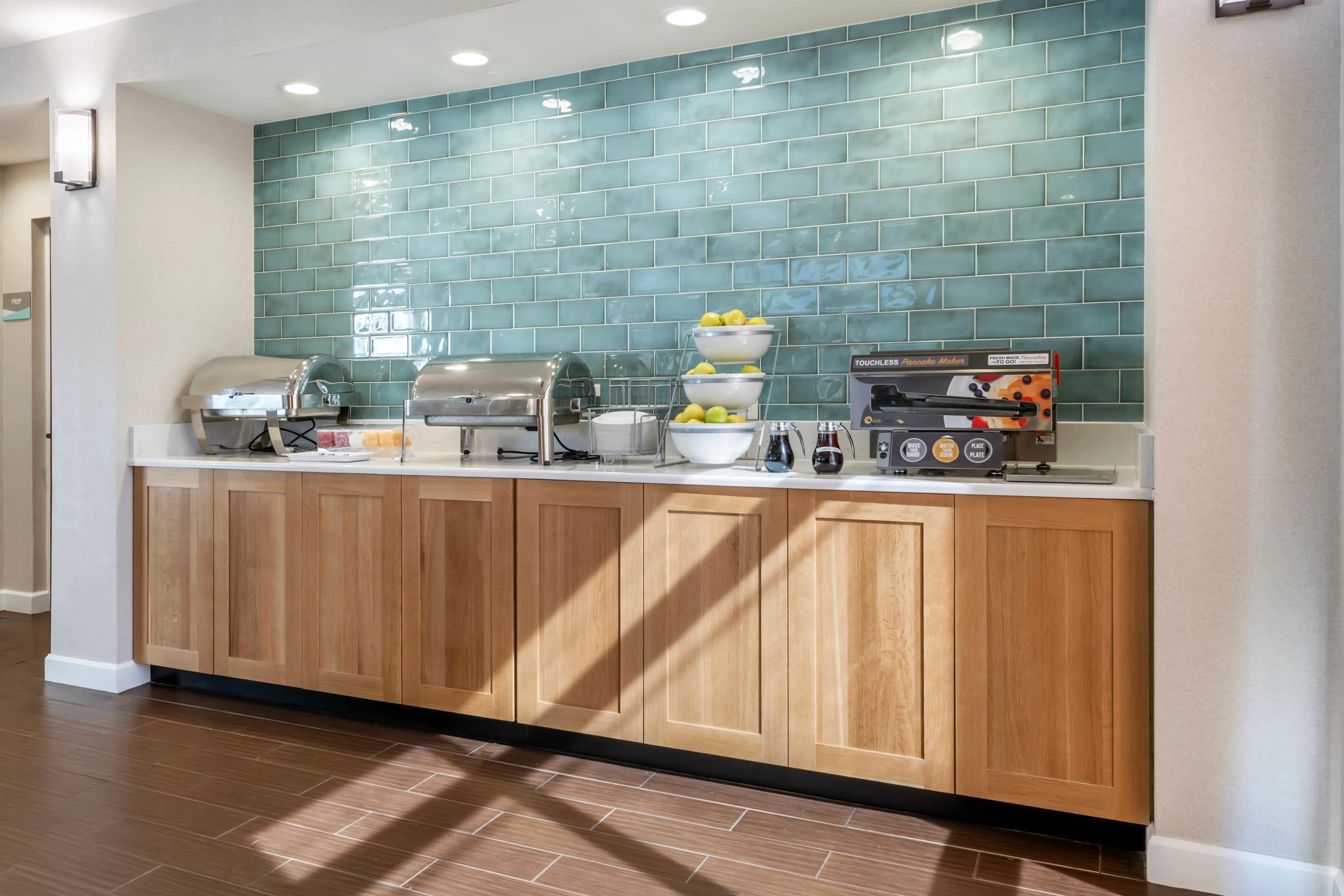 Breakfast area | Comfort Suites Fernandina Beach at Amelia Island