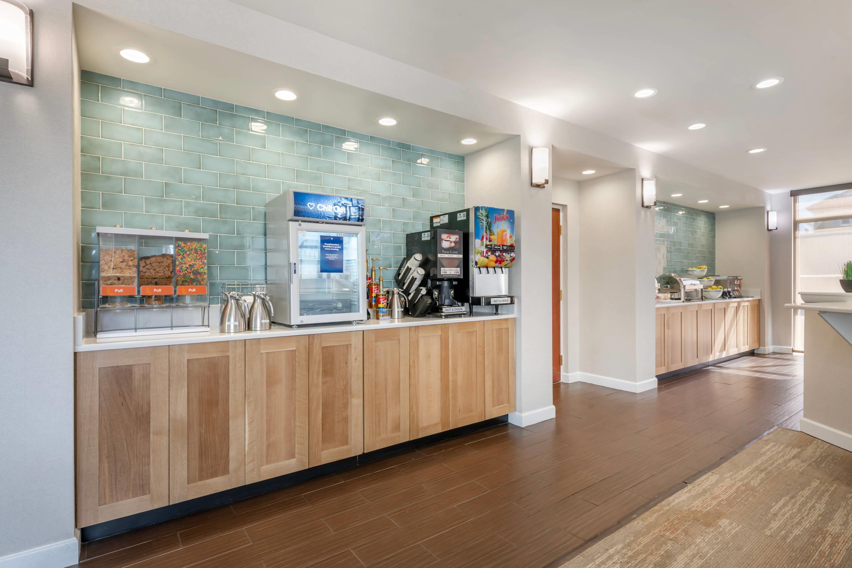 Breakfast area | Comfort Suites Fernandina Beach at Amelia Island