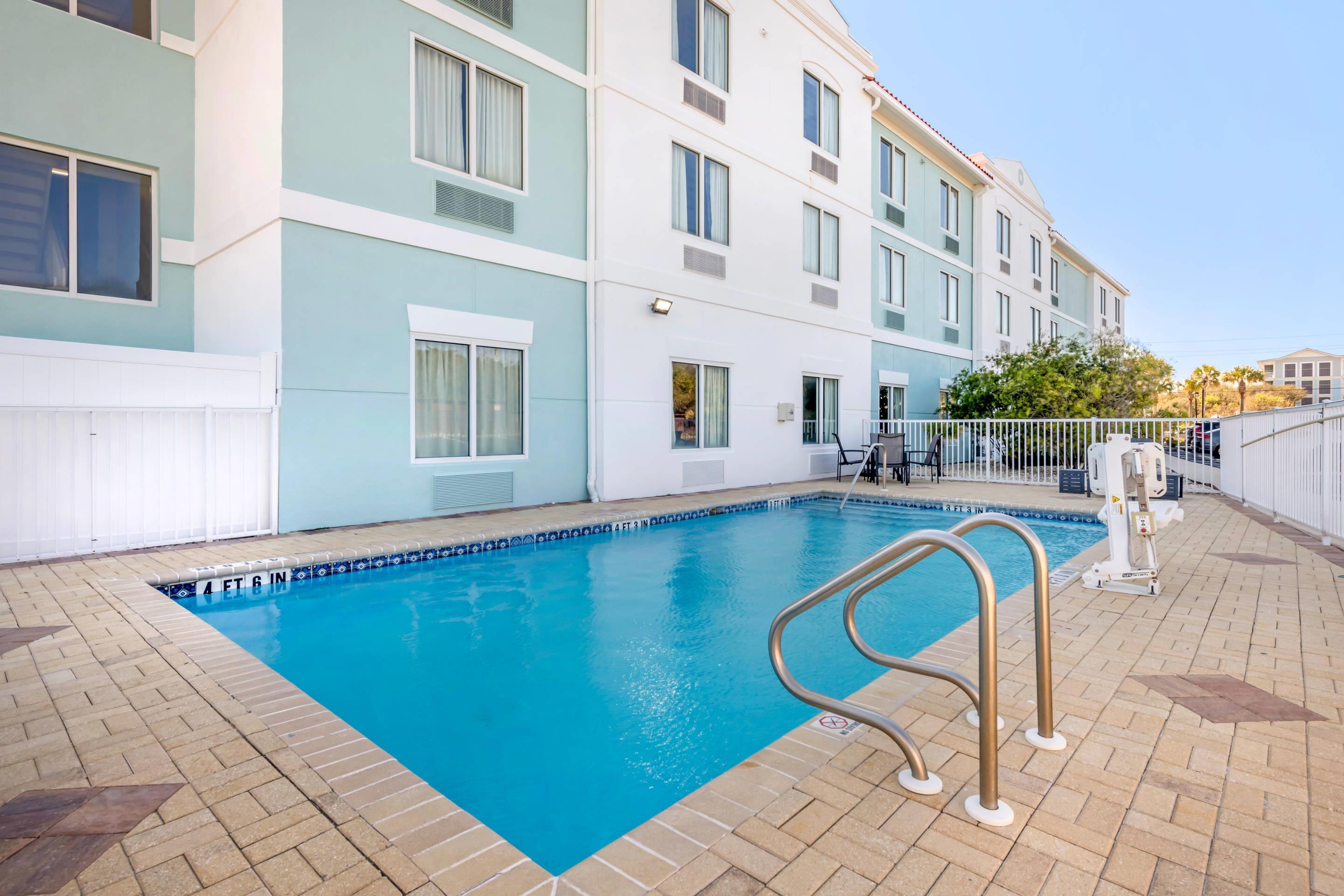 Outdoor pool | Comfort Suites Fernandina Beach at Amelia Island