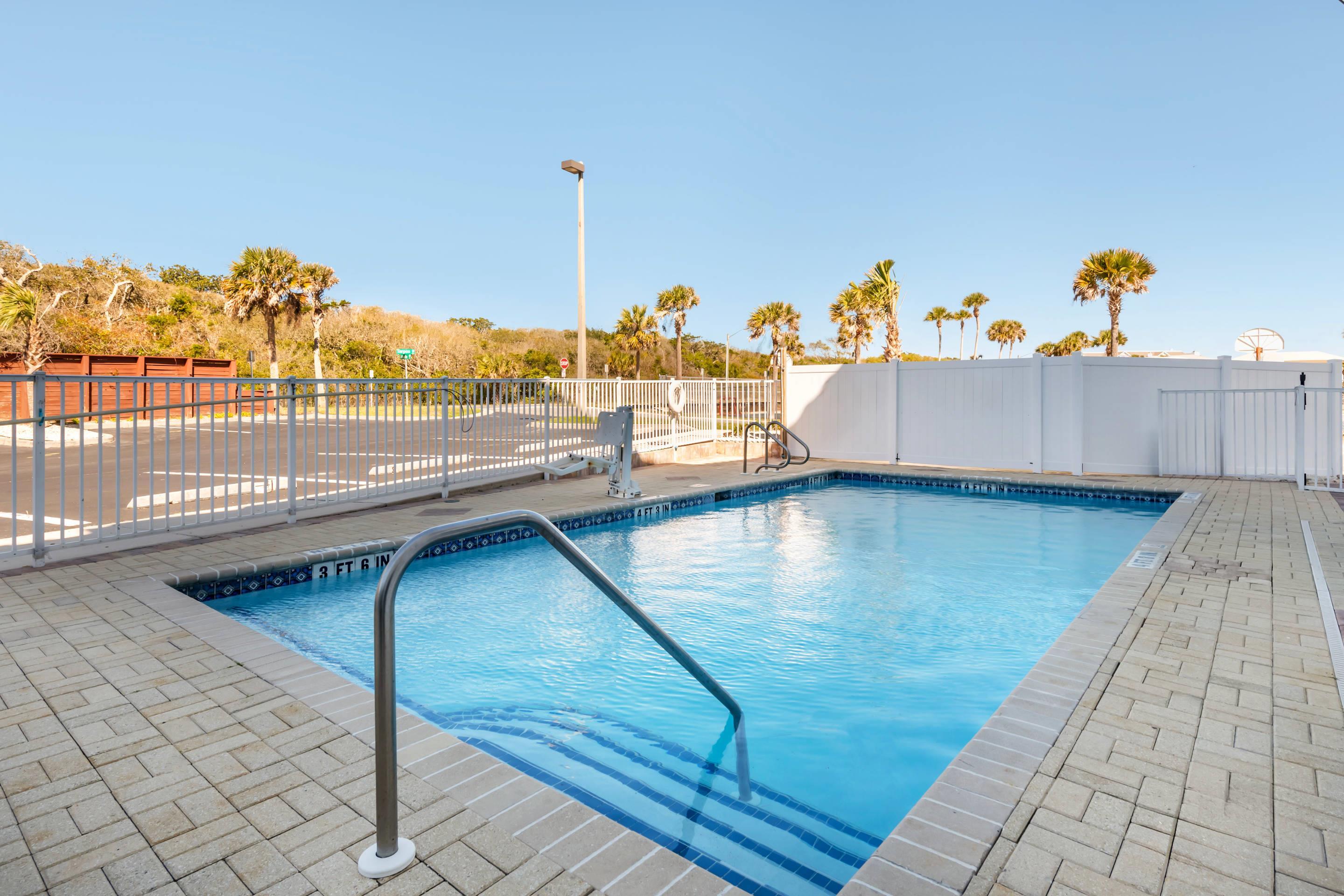 Outdoor pool | Comfort Suites Fernandina Beach at Amelia Island