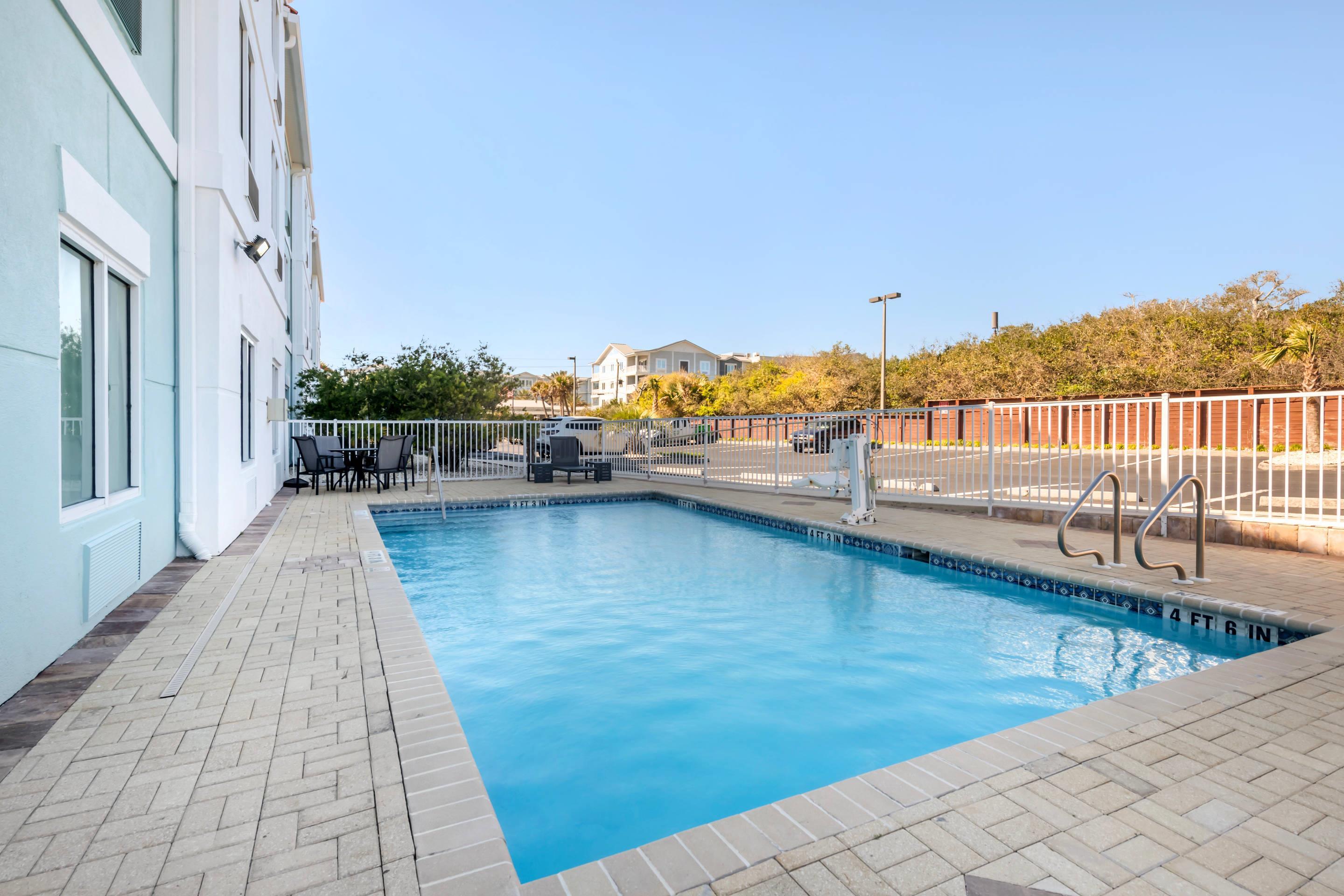 Outdoor pool | Comfort Suites Fernandina Beach at Amelia Island