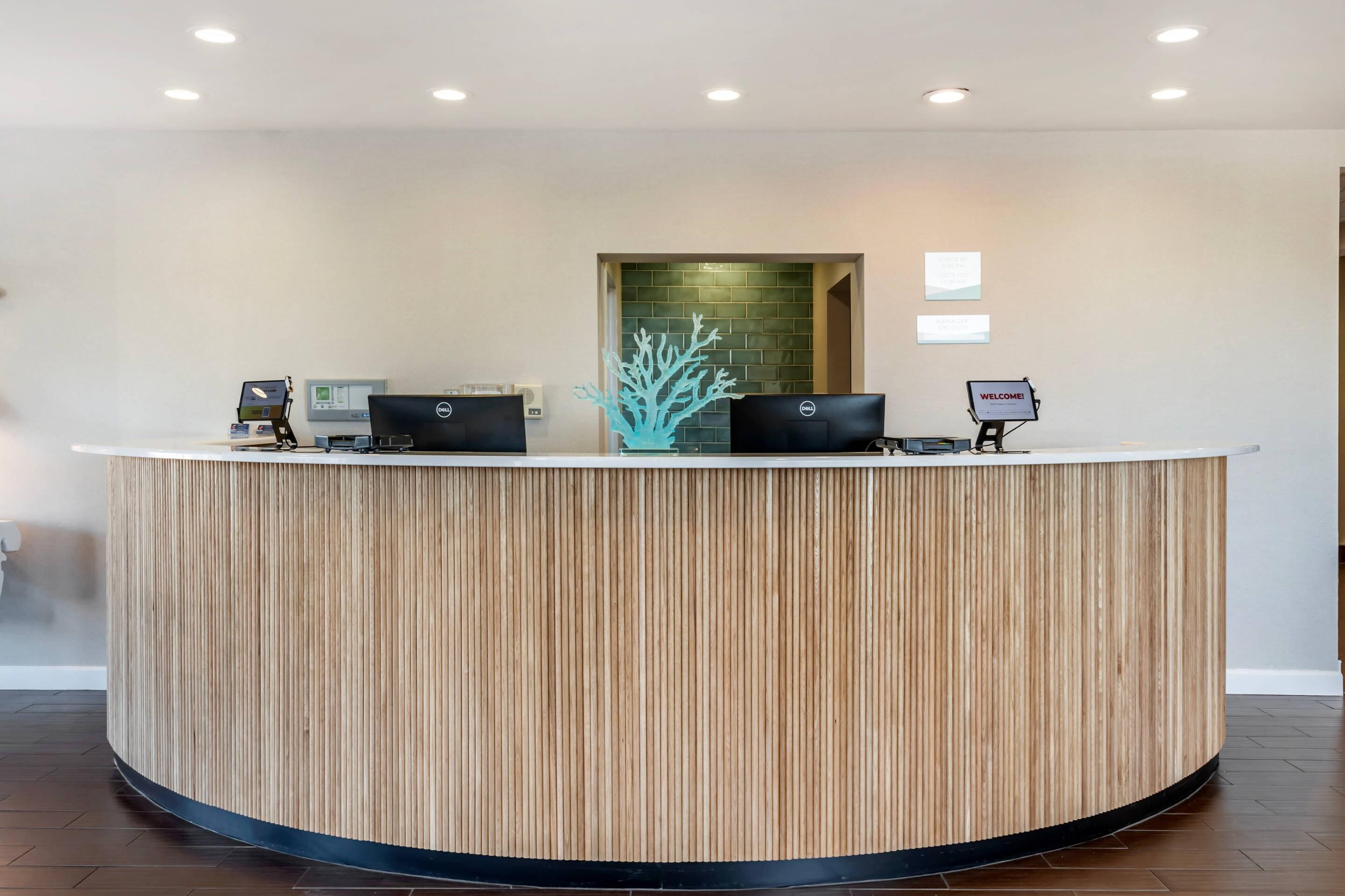 Front desk | Comfort Suites Fernandina Beach at Amelia Island