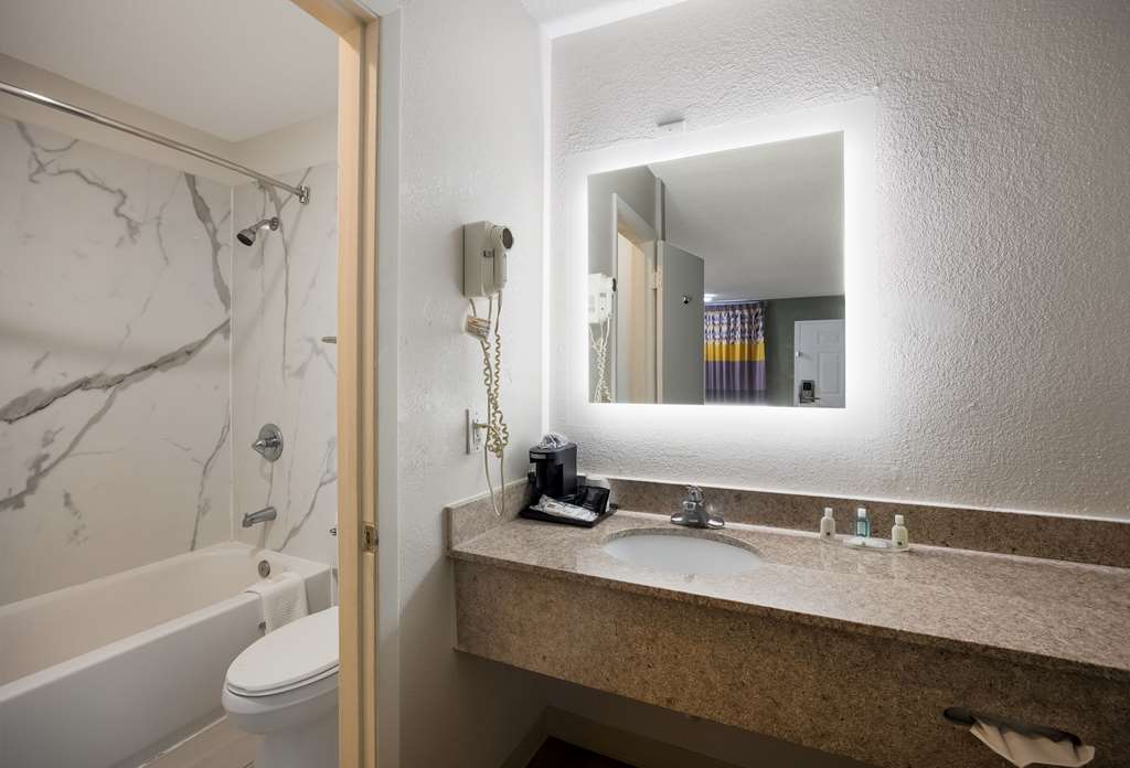 QUALITY INN TALLAHASSEE NEAR UNIVER-guestroom-Guest Room,Bathroom,On-Site.jpg