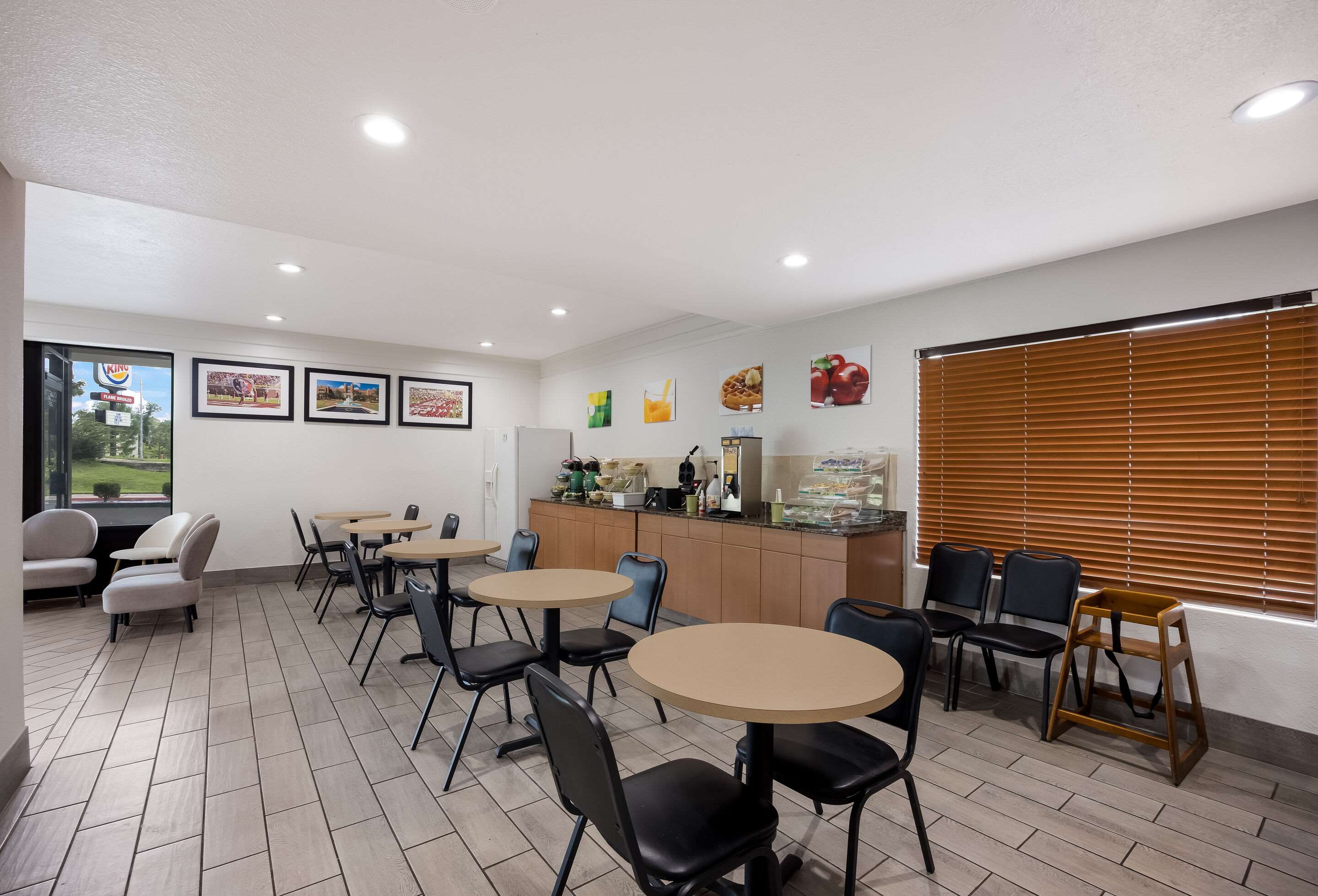 Enjoy breakfast in this seating area | Quality Inn Tallahassee near University