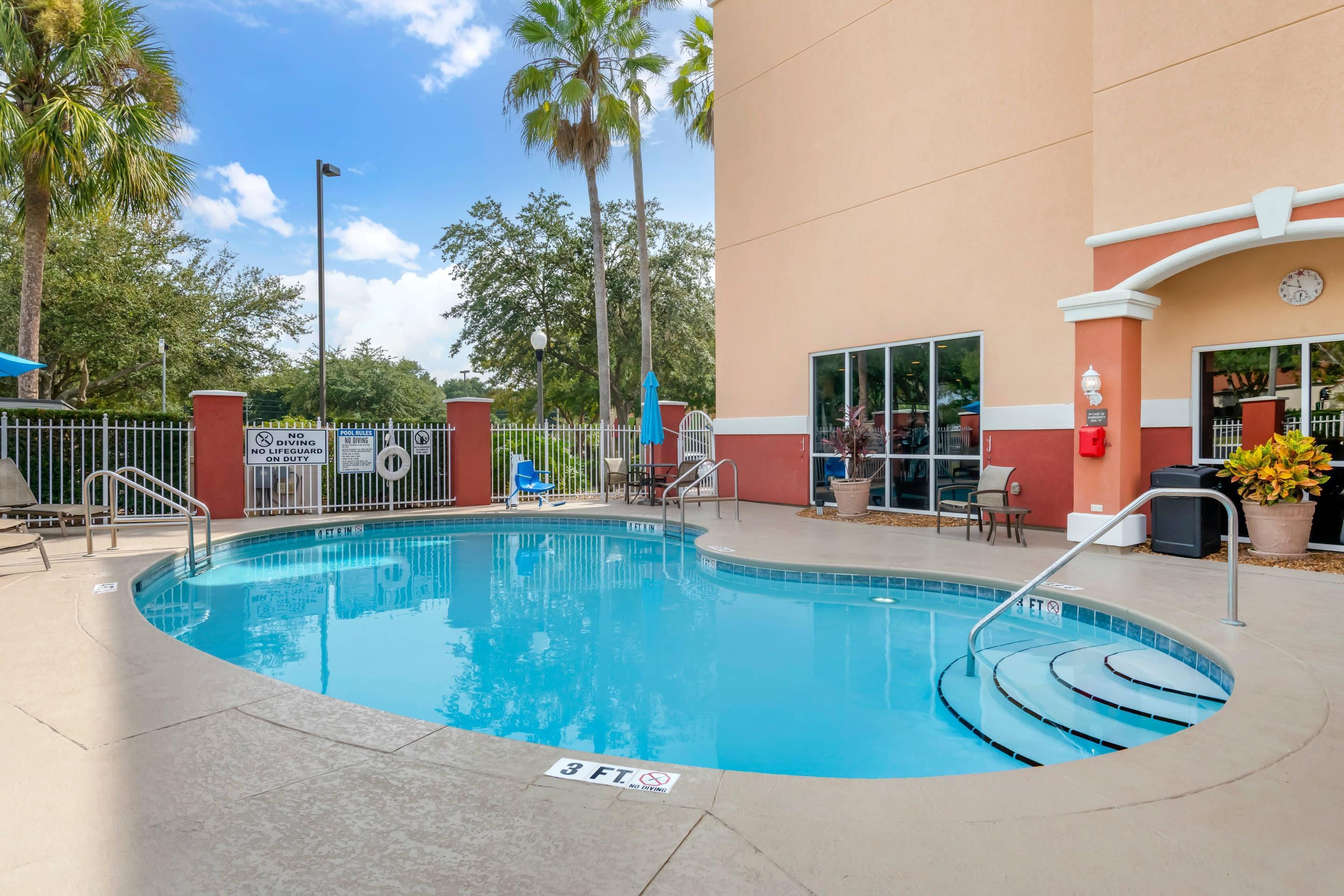 Outdoor pool | Comfort Suites The Villages
