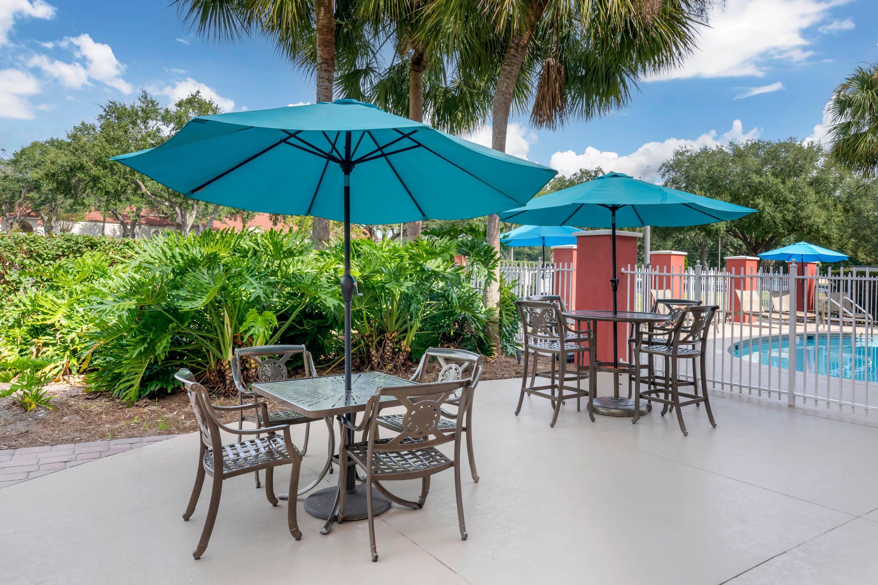 Outdoor pool | Comfort Suites The Villages