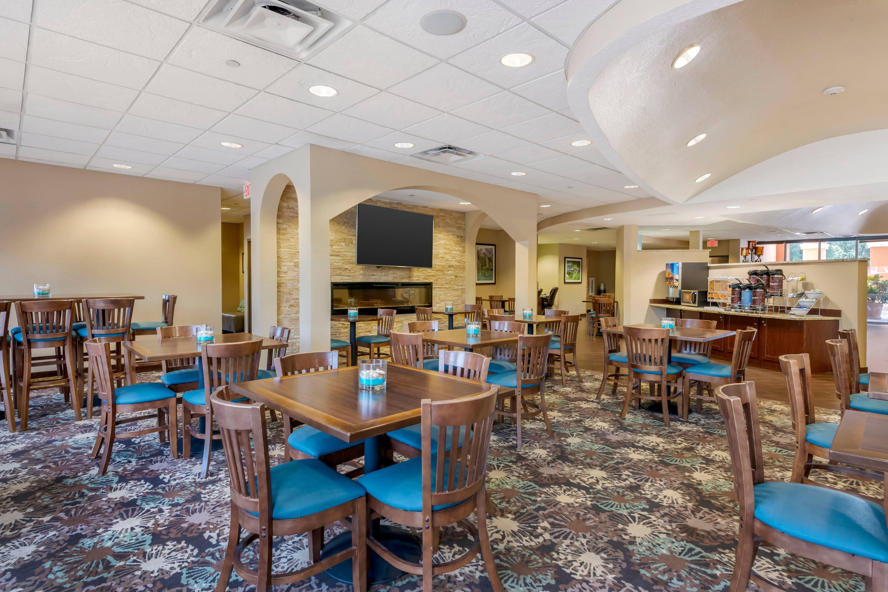 Enjoy breakfast in this seating area | Comfort Suites The Villages