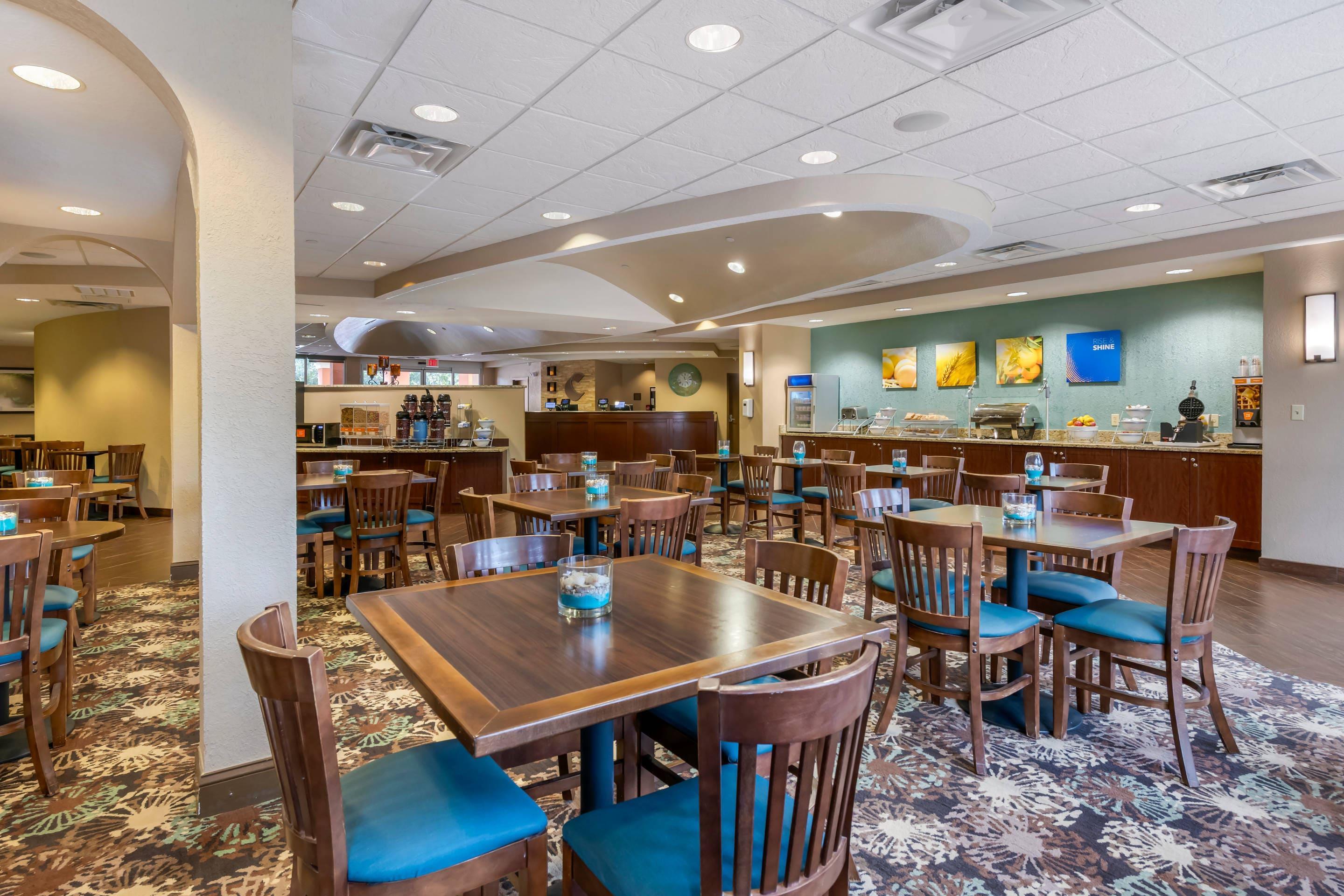 Enjoy breakfast in this seating area | Comfort Suites The Villages