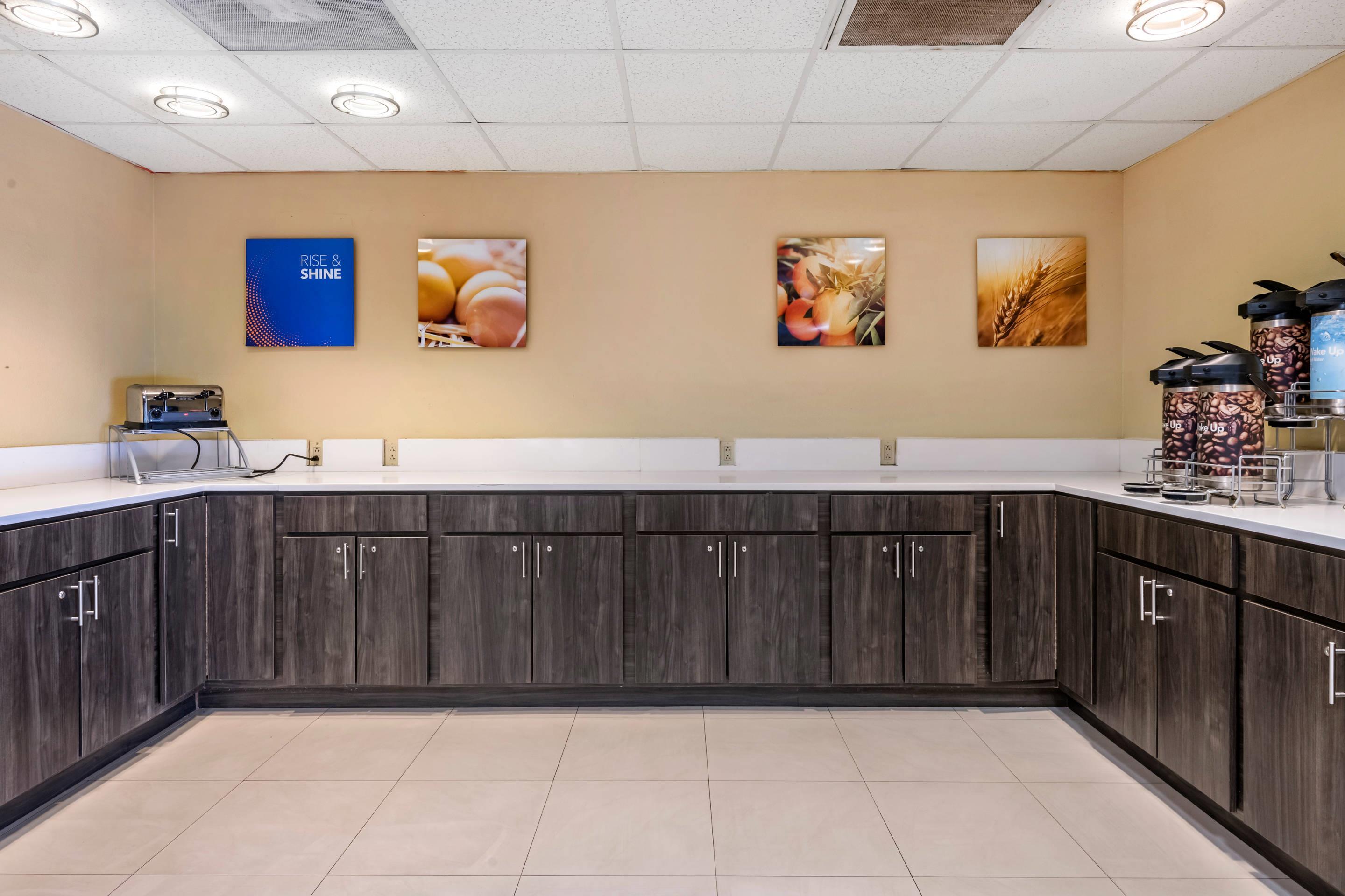 Breakfast area | Comfort Suites Fort Pierce I-95