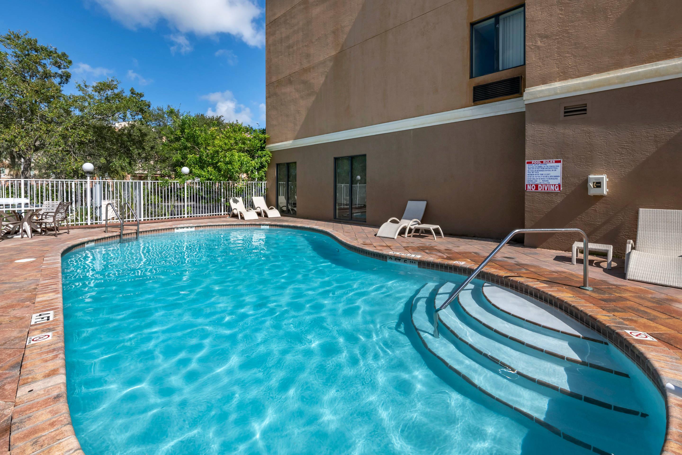 Outdoor pool | Comfort Suites Fort Pierce I-95