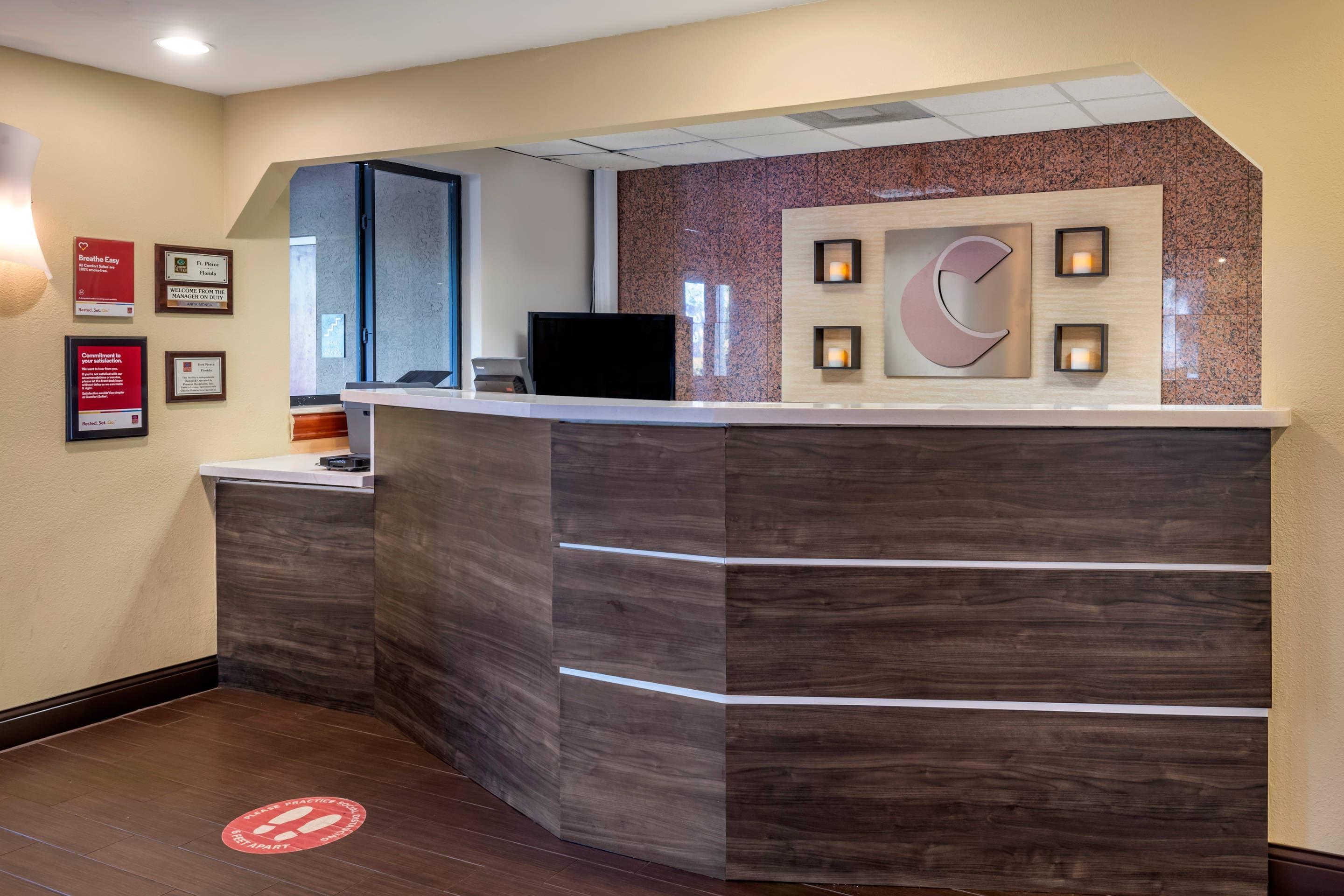 Front desk | Comfort Suites Fort Pierce I-95