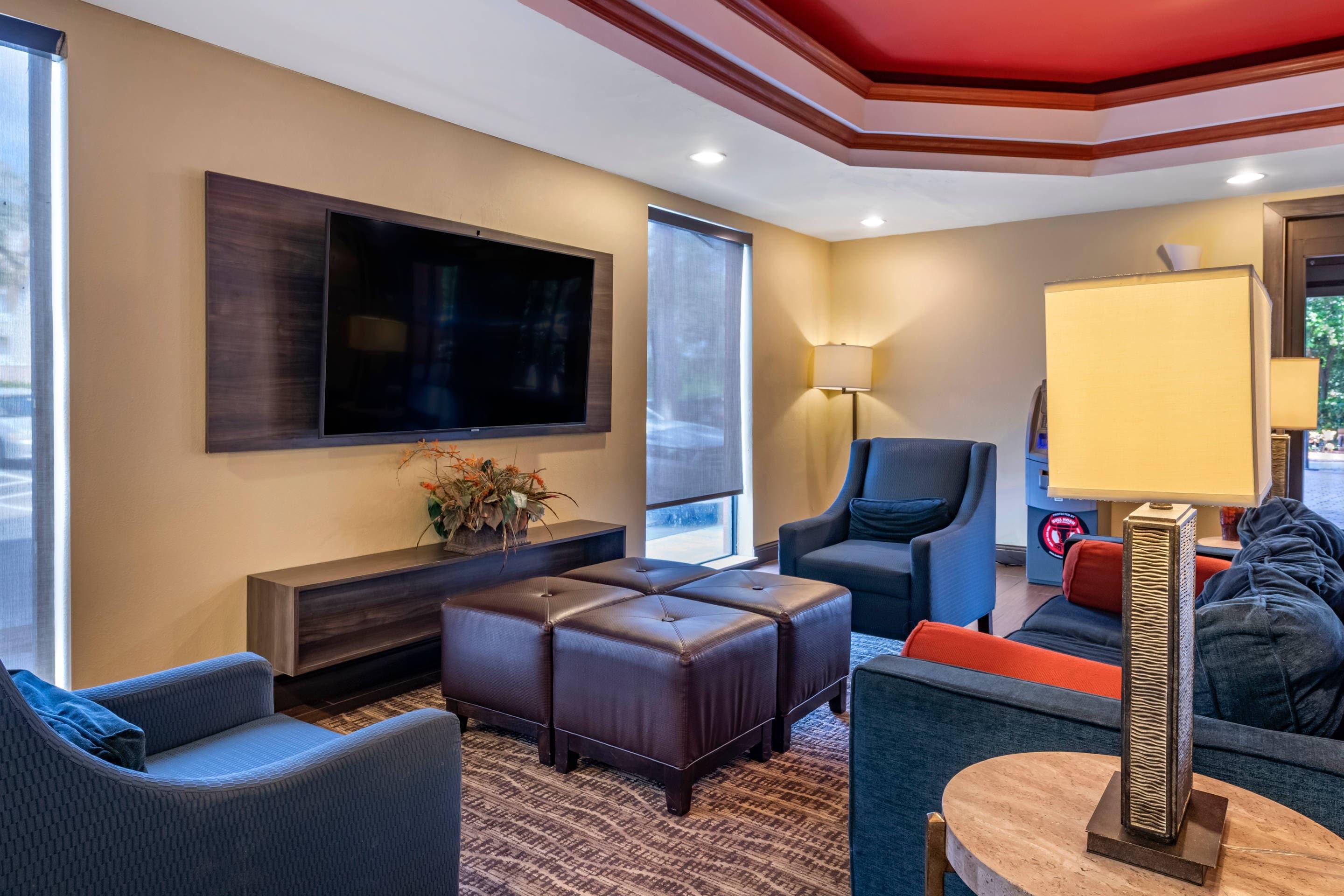 Lobby with sitting area | Comfort Suites Fort Pierce I-95
