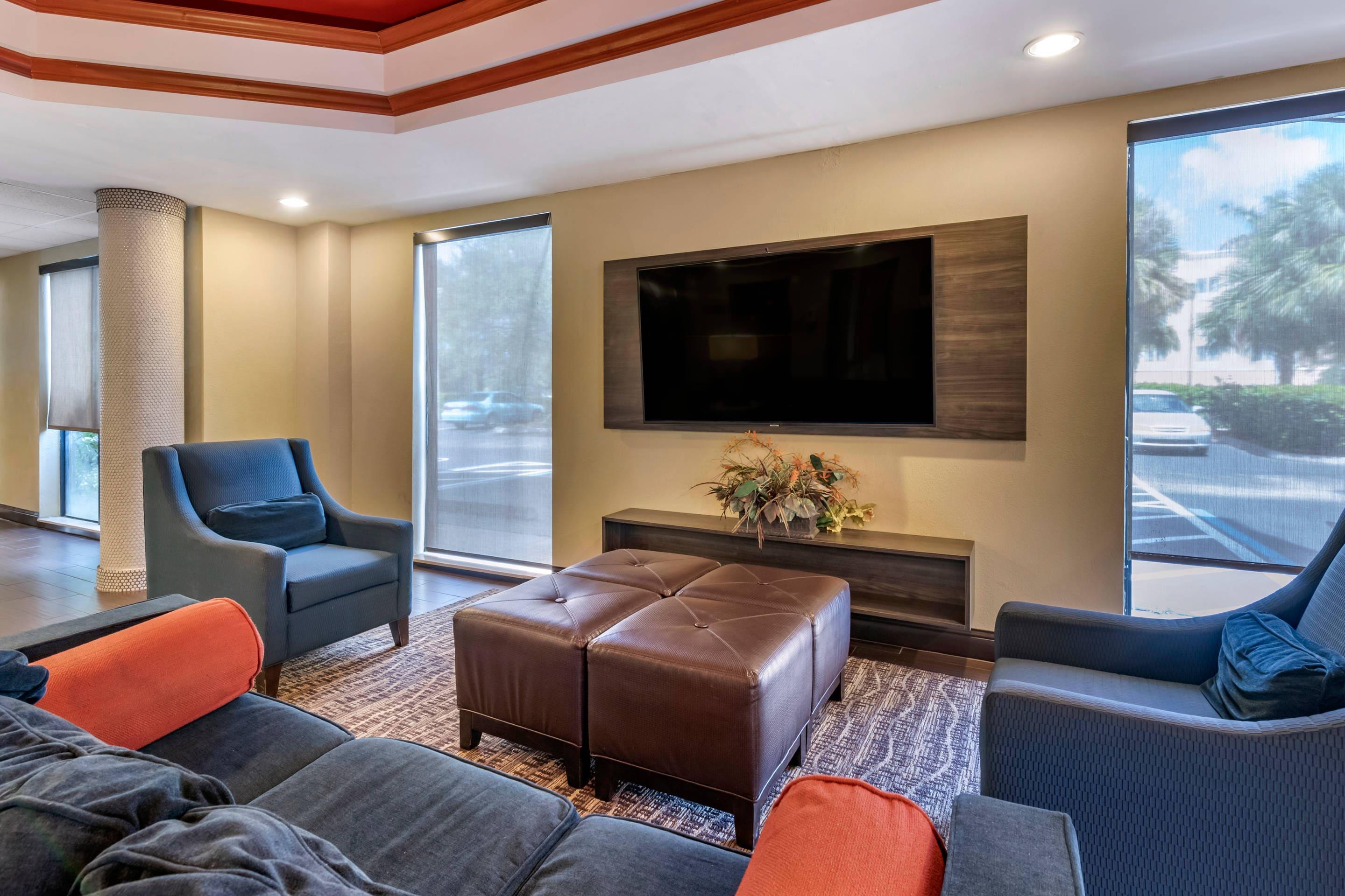 Lobby with sitting area | Comfort Suites Fort Pierce I-95