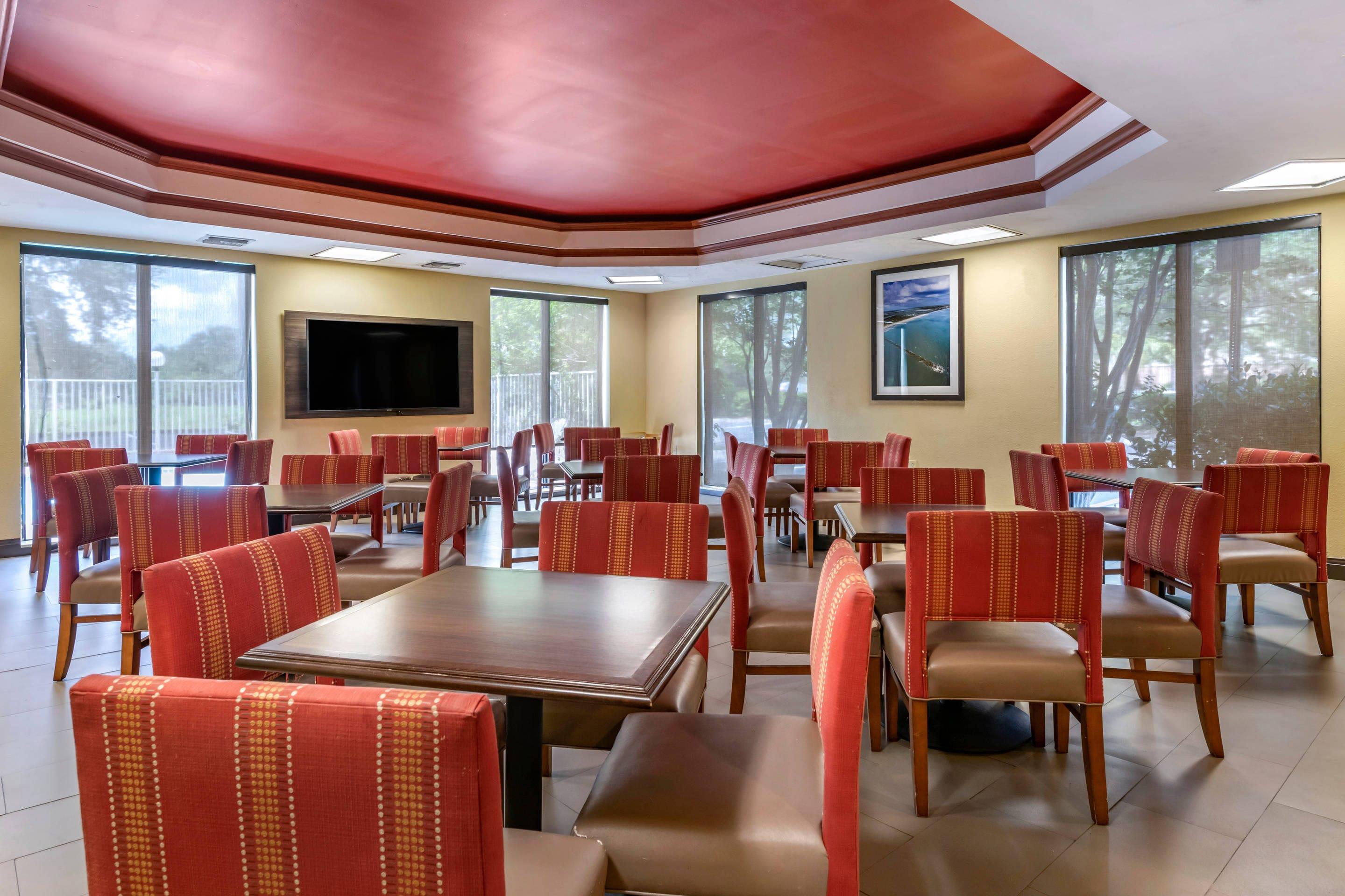 Breakfast area | Comfort Suites Fort Pierce I-95
