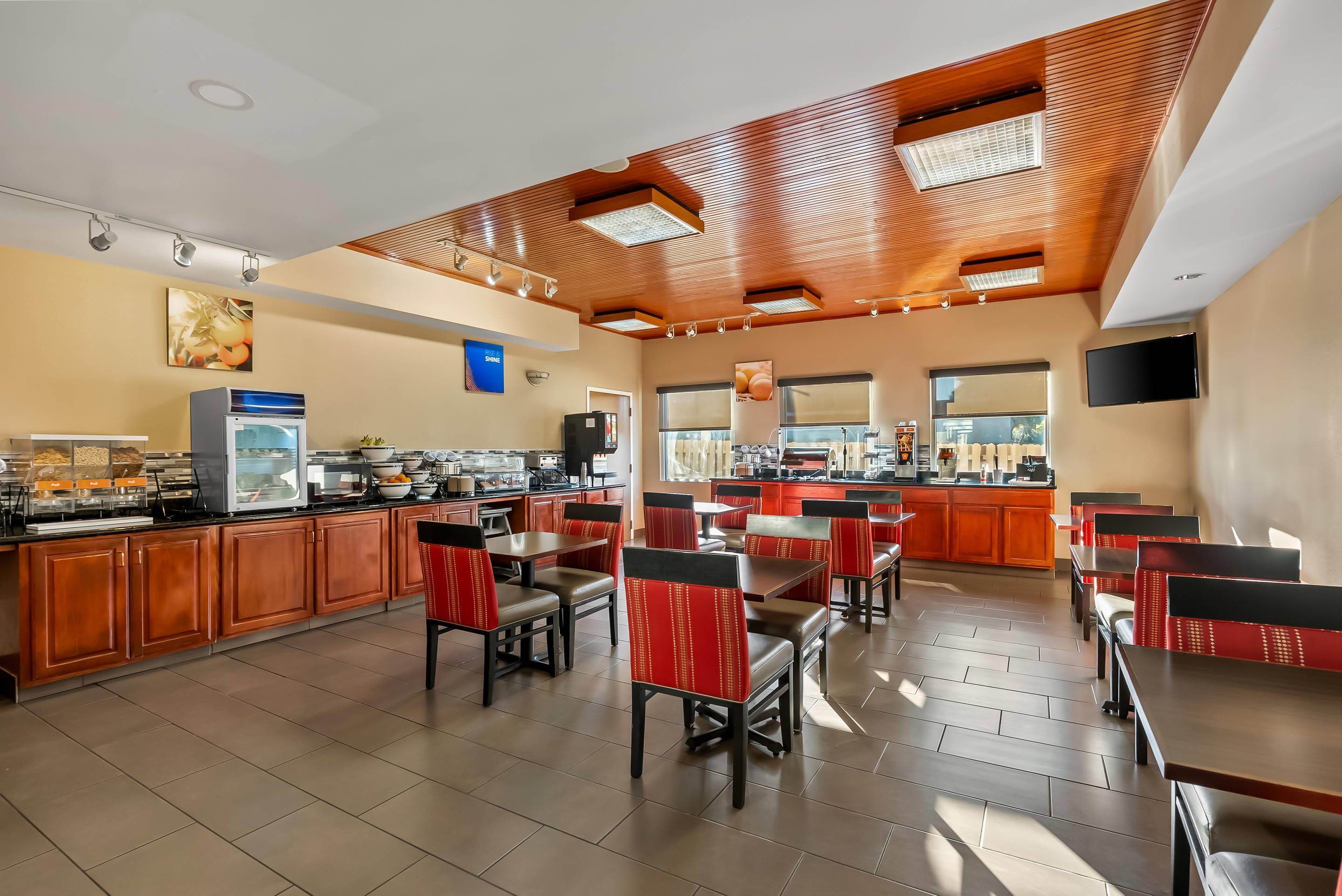 Breakfast area | Comfort Inn & Suites Panama City - St Andrew