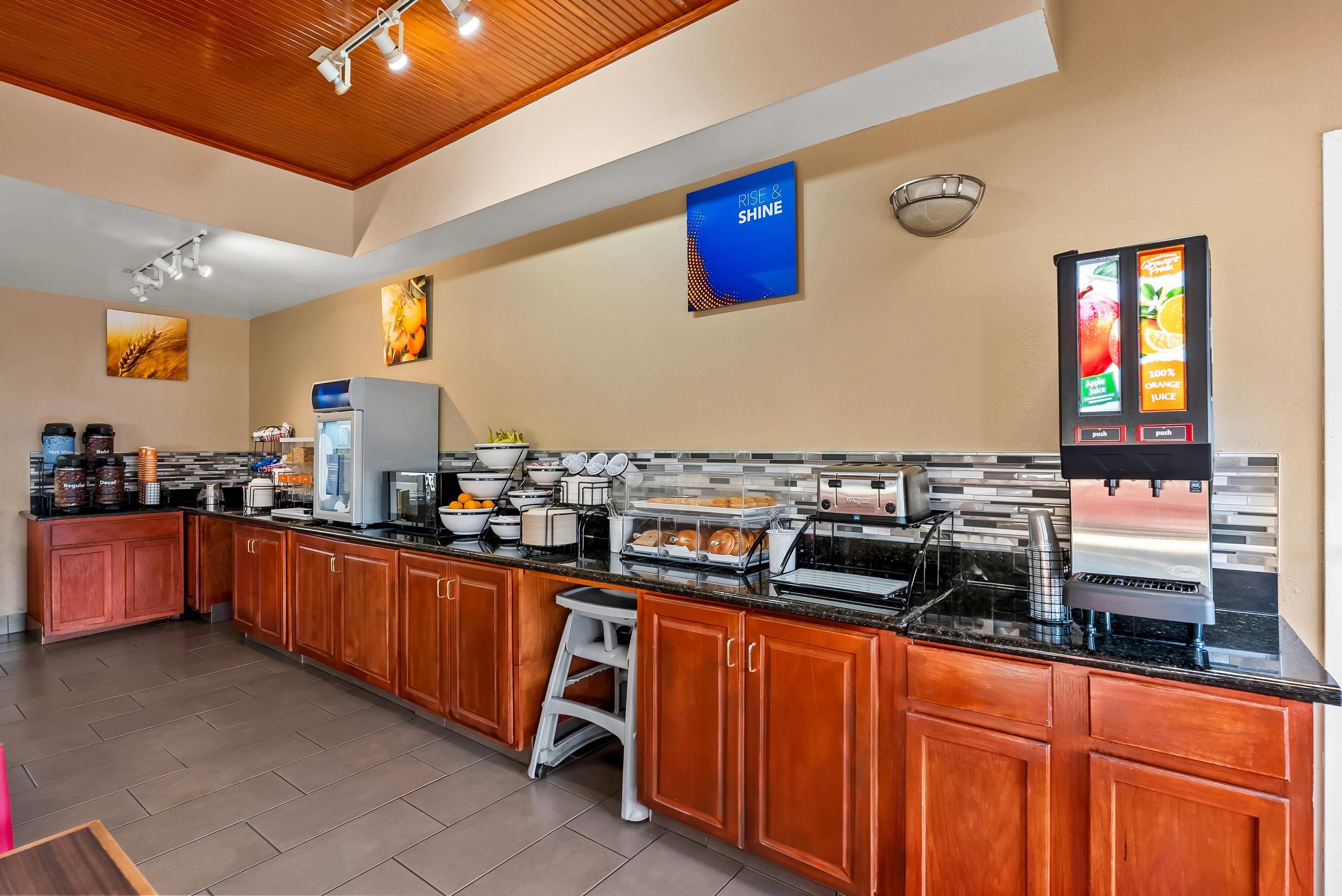 Breakfast area | Comfort Inn & Suites Panama City - St Andrew