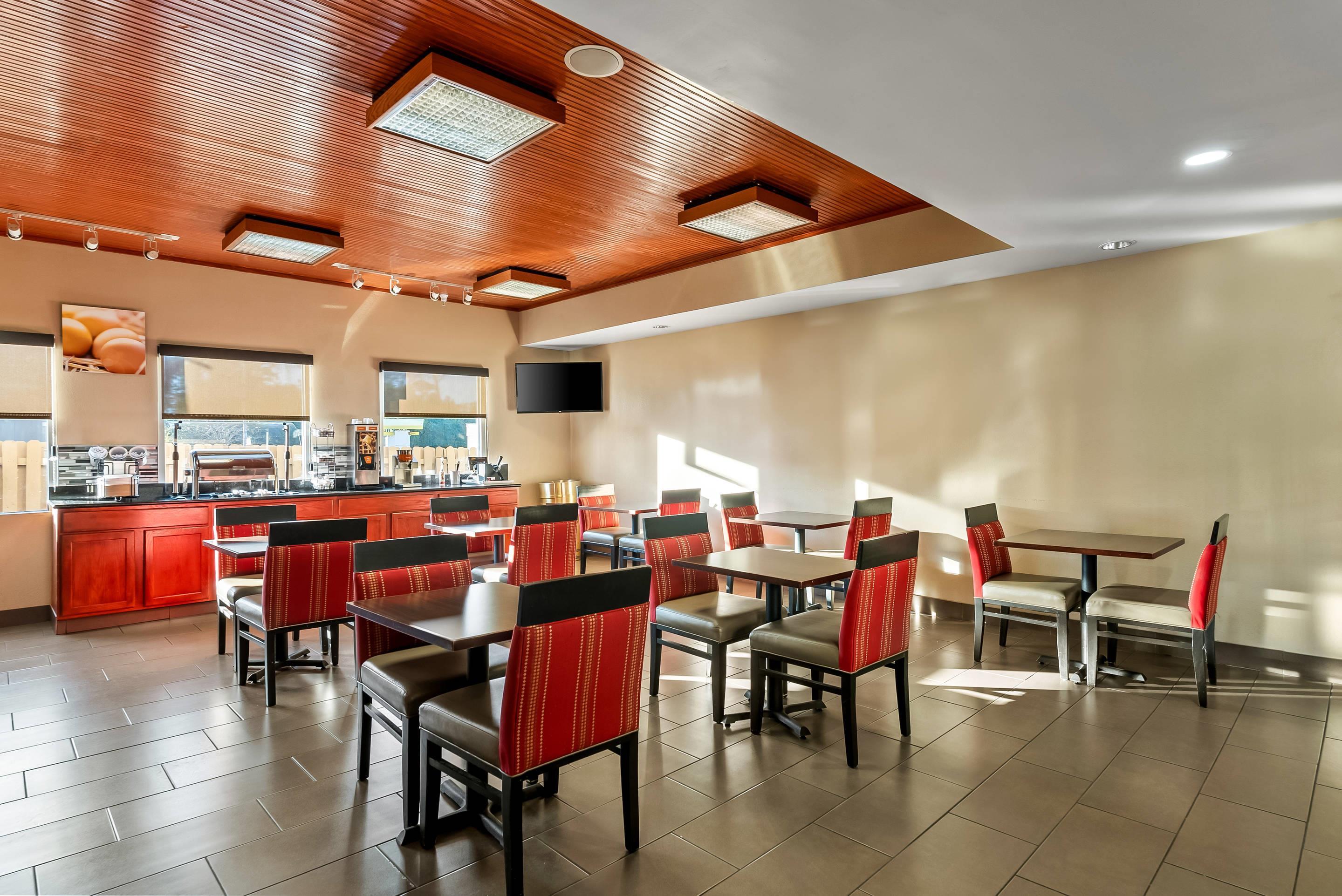 Breakfast area | Comfort Inn & Suites Panama City - St Andrew
