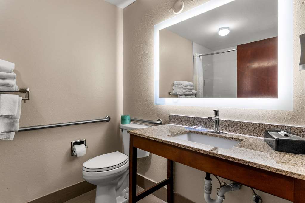 COMFORT INN AND SUITES CHIPLEY I-10-guestroom-Guest Room,Bathroom,On-Site.jpg